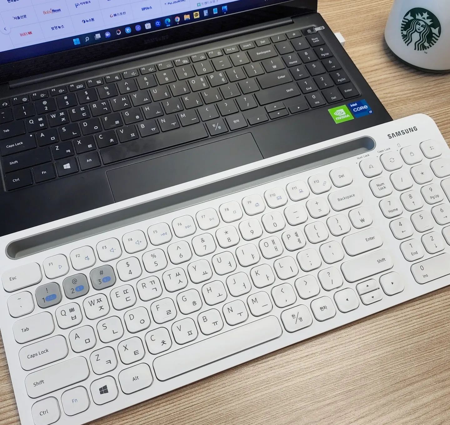 ⌨️ 삼성 무선키보드 너무 편하잖아
특히 타자감이 예술이다 손에 챡챡 붙는!
칠 때마다 나는 소리도 좋으다 👩‍💻
.
.
이번에 집에 새로 들인 식구들 중에
삼성제품이 꽤나 자릴 차지했다!
.
.
다들 삼성 삼성하는데 이유가 있나보다
나도 모르게 삼성을 초이스한 걸 보면👌
.
.
무선키보드 찾으시면 이 제품 써보셔요
가성비👍👍