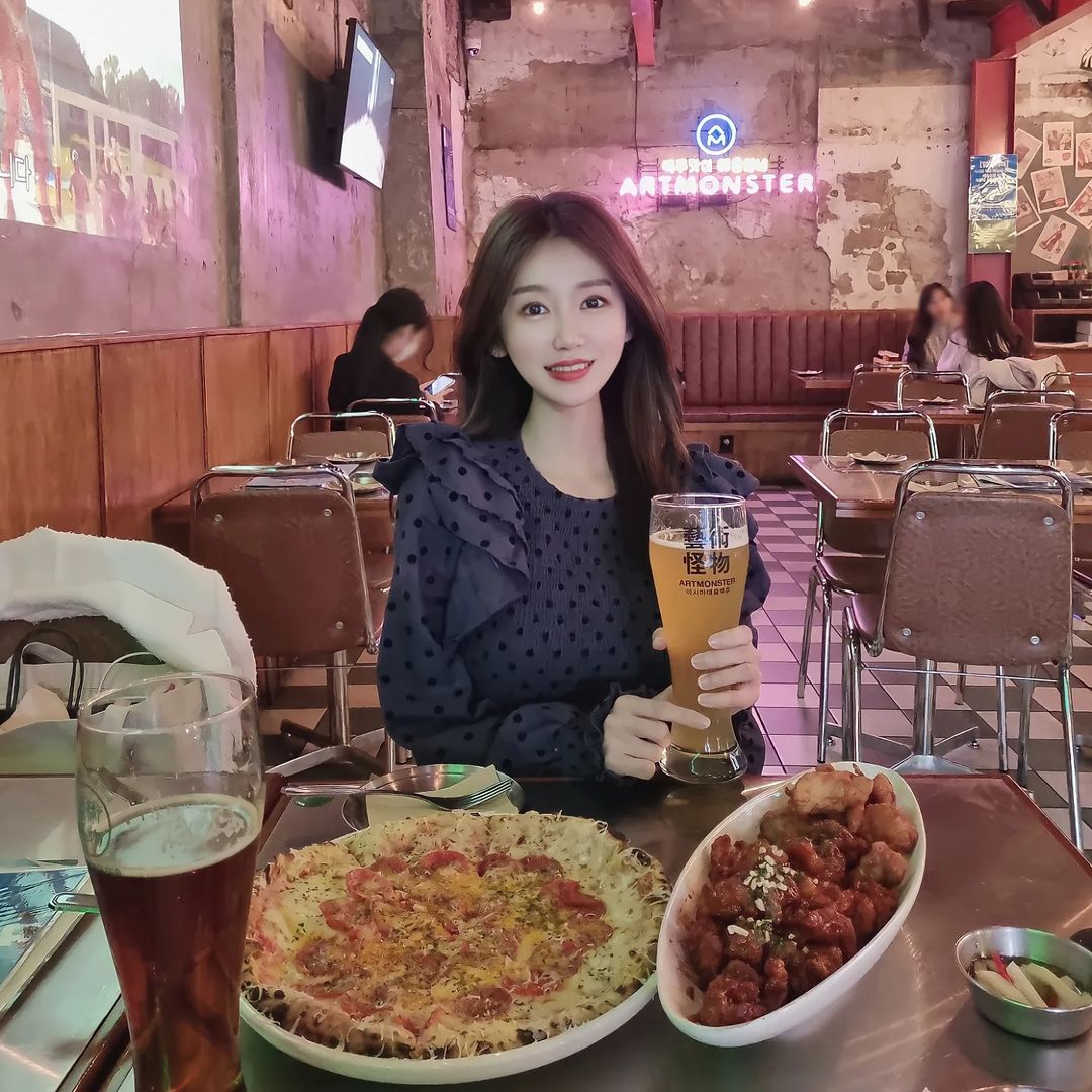 𝗬𝗘𝗝𝗜 예지 💖 on Instagram: “#광고 퇴근하고 친구들이랑 피맥+치맥 마시고 왔어용😌 메뉴가 다양해서 이것저것 시켜서 나눠먹을 수도 있고 맥주 종류도 많구 맥주 이름도 엄청 특이