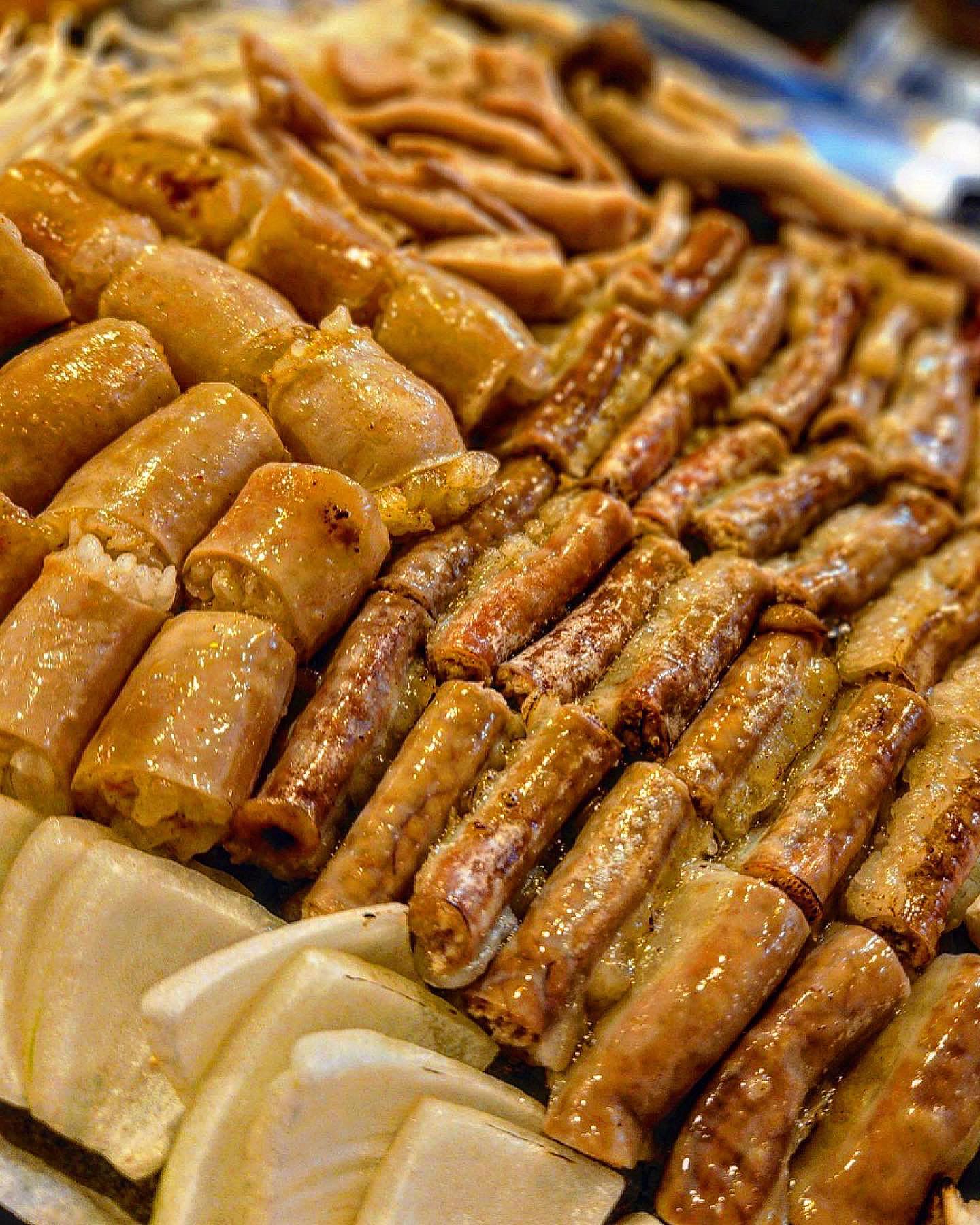 원주 알곱창 웨이팅 맛집 #횡성한우곱창알천 💖

이번에두 곱창피드네욤! 요즘 왜이리 내장들이 땡기는지 알 수가 없어요😋

요집이 또 소문이 자자한 맛집이라 원주에 들릴때 마다 먹으려구 가면
평일에도 웨이팅이 기본 한시간이더라구요..?!? 그렇게 항상 먹지못하구 돌아왔었는데,

이번엔 드디어,,,,,!!!! 시간 여유가 돼서 웨이팅했다가 먹고 온집이에요💞

안에 있는 웨이팅 종이에 적어 놓으면 다른곳에 있어도 전화해주셔서 넘 좋음!!!

실패하고 또실패하다 드디어 먹어서 그런지 더욱더 맛있게 느껴졌다눈...😵‍💫😵‍💫

소곱창집인데 특이하게 여긴 그냥 곱창이랑 알곱창이 따로있었어욤
알곱창은 곱이 엄청 꽉찬 A급 곱창이라는데 품절이 꽤 빠르다구 했지만 
다행히도 저는 맛보고 왔습니다....❤️

알곱창은...진짜 곱이 미친줄 알았어요..ㅠㅠㅠㅠㅠ😱 A급 곱창이라길래 피식했는데... 진짜 왜 A급인지 알겠더라구요.. 진짜 곱이 엄청 꽉차있어요 .. 매우 꽉이요..❤️‍🔥❤️‍🔥

개인적으로 대창은 느끼해서 많이 먹지는 못하는데, 여긴 가득 차있는데도 왜 안느끼하죠❓❓❓

둘이서 알삼창 (알곱창2+대창1+막창1)이랑 날치알 볶음밥 2인분에다가
냄비라면까지 뿌시고 왔답니다 ㅋㅋㅋㅋㅋ

제가 이렇게 많이 먹을 수 있는지 다시 깨닫고 왔었어요..ㅋㅋㅋㅋㅋ
둘이서 얼마나 먹은거야 도대체😂😂

워우.. 이제 원주하면 알곱창 밖에 생각안날듯...😳😳💘 

곱창 좋아하시는분들께 정말 강추 또 강추 드립니댜..💓💗💗

🍪 장소 : 횡성한우곱창알천
🍪 위치 : 강원 원주시 백간공원길 21-1 지상1층
🍪 가격 : 알삼창(3-4인분) - 87,000원 / 날치알 볶음밥 - 4,000원 / 냄비라면 - 4,000원

#원주맛집 #강원도맛집 #원주 #강원도 #곱창 #곱창맛집 #알곱창 #맛집 #맛집투어 #대창 #대창맛집 #먹스타그램 #먹방 #먹팔 #먹방스타그램 #먹스타 #먹스타맞팔 #맛스타그램 #맛집스타그램 #맛집추천 #술스타그램 #술안주 #술 #술스타 #술이술술 #소통 #소통해요 #소통환영 #선팔하면맞팔