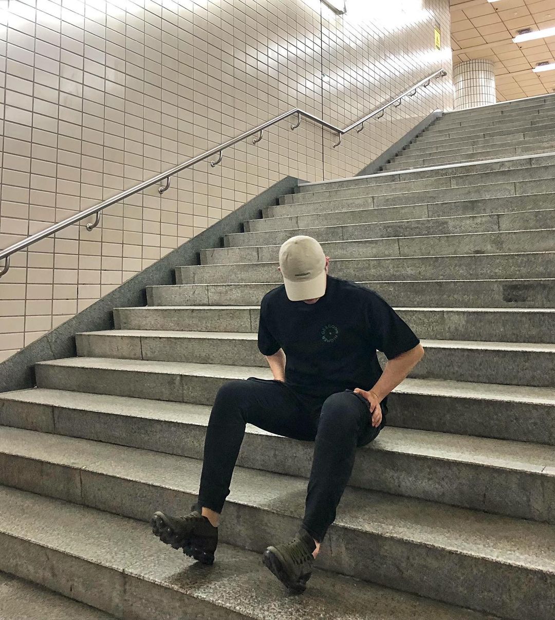 심경윤✌🏻 on Instagram: “[#광고]🚩#지쿤 #geecoon 세상 너무 편한 쿨코튼 소재의 하이어 반팔 티셔츠! 미니멀하면서 스트릿스러운 지쿤 볼캡까지! 나는 튀는 컬러의 옷은 조합하