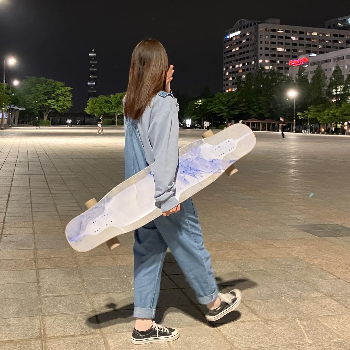조병아리가 착장 귀엽다고 찍어준 사진 뒤늦게 올리기📸

하프 피글스도 어찌저찌 배웠는데
얼른 연습해서 라인에 넣어야지
아자👊🏻👊🏻
.
.
.
.
#롱보드 #롱보드댄싱 #롱보드그램 #롱보더맞팔 #롱보드강습 #롱보드연습 #운동스타그램 #운동하는여자 #운동하는직장인 #트레브롤 #트레브롤마블 #ロロングボード #ロングボーダー #ロングボードダンシング #longboardlife #longboardstyle