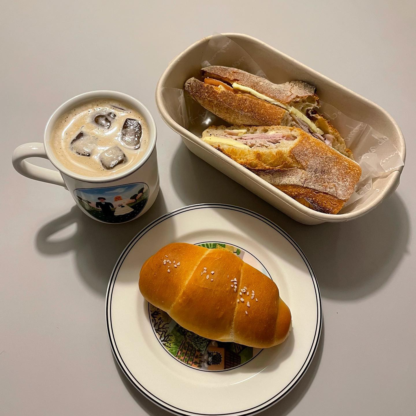 빵순이의 빵타임🥖🥐

빵 안 먹은지도 쫌 된 것 같아서
빵수혈을 할거예요🤭

#잠봉뵈르 #소금빵 에 #카페라떼 
조합 넘 좋죠ㅠㅠㅠㅠㅠ💚

카페라떼는 아몬드브리즈 오리지널에
네스프레소 캡슐커피로 만든거랍니당!

모두 행복한 오후 시간 되세요〰💪