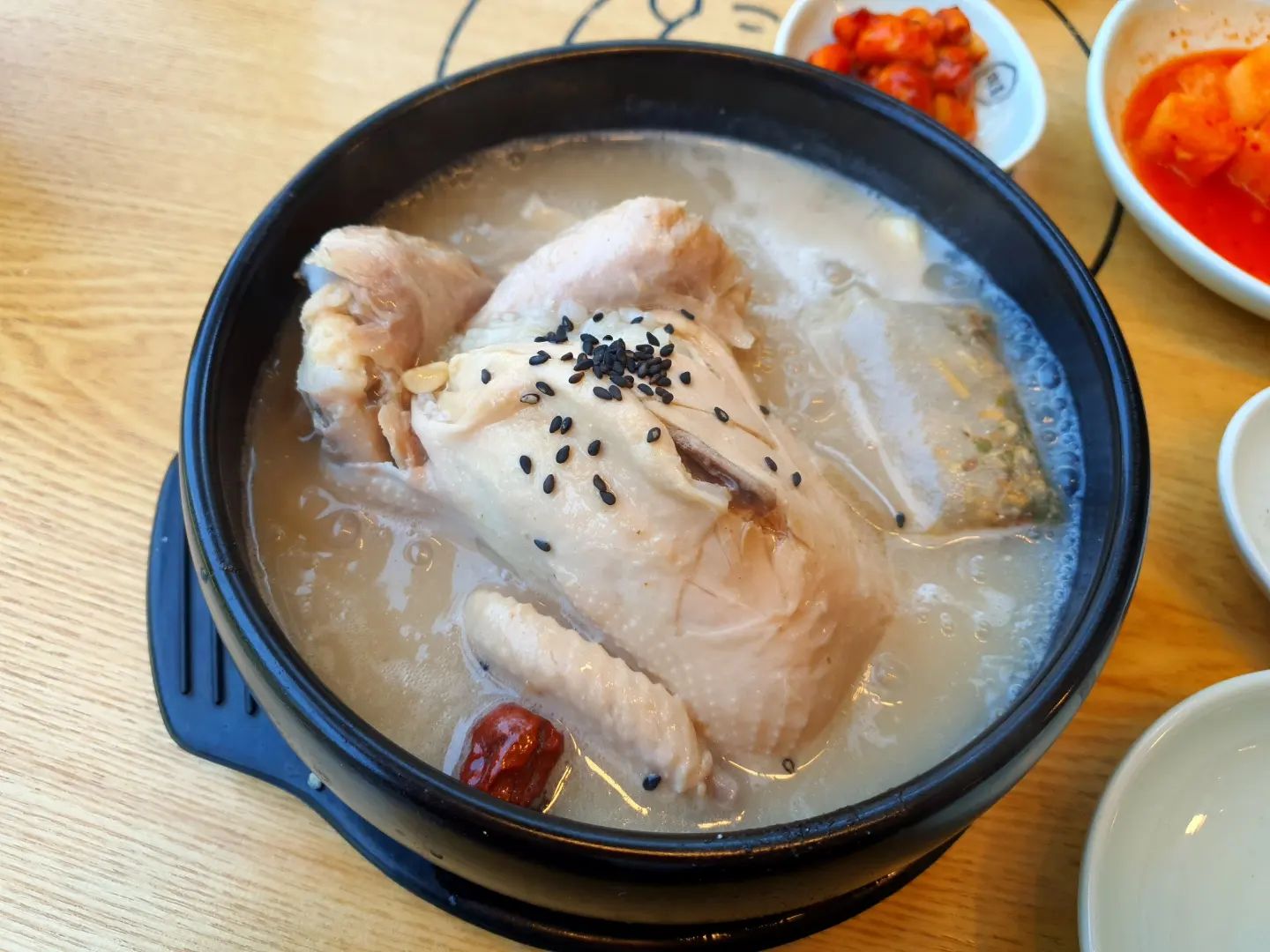#지호한방삼계탕

한동안 밥맛이 없어서 몸보신 할겸
지호 한방 삼계탕~~ 

이제 곧 보양식의 계절이네요🤩

#한방삼계탕 15,000
#들깨한방삼계탕 18,000 

간만에 너무 맛있게 먹었어요~ 
복날에 한번 더 먹어야겠어요^^ 

반찬도 깔끔하고~ 
마늘무침에 삼계탕 한입~~ 꿀맛♡

#지호한방삼계탕하남직영점 #하남맛집#하남삼계탕맛집#삼계탕맛집#삼계탕#맛집#먹방#먹스타그램#맛집투어#맛집라운딩