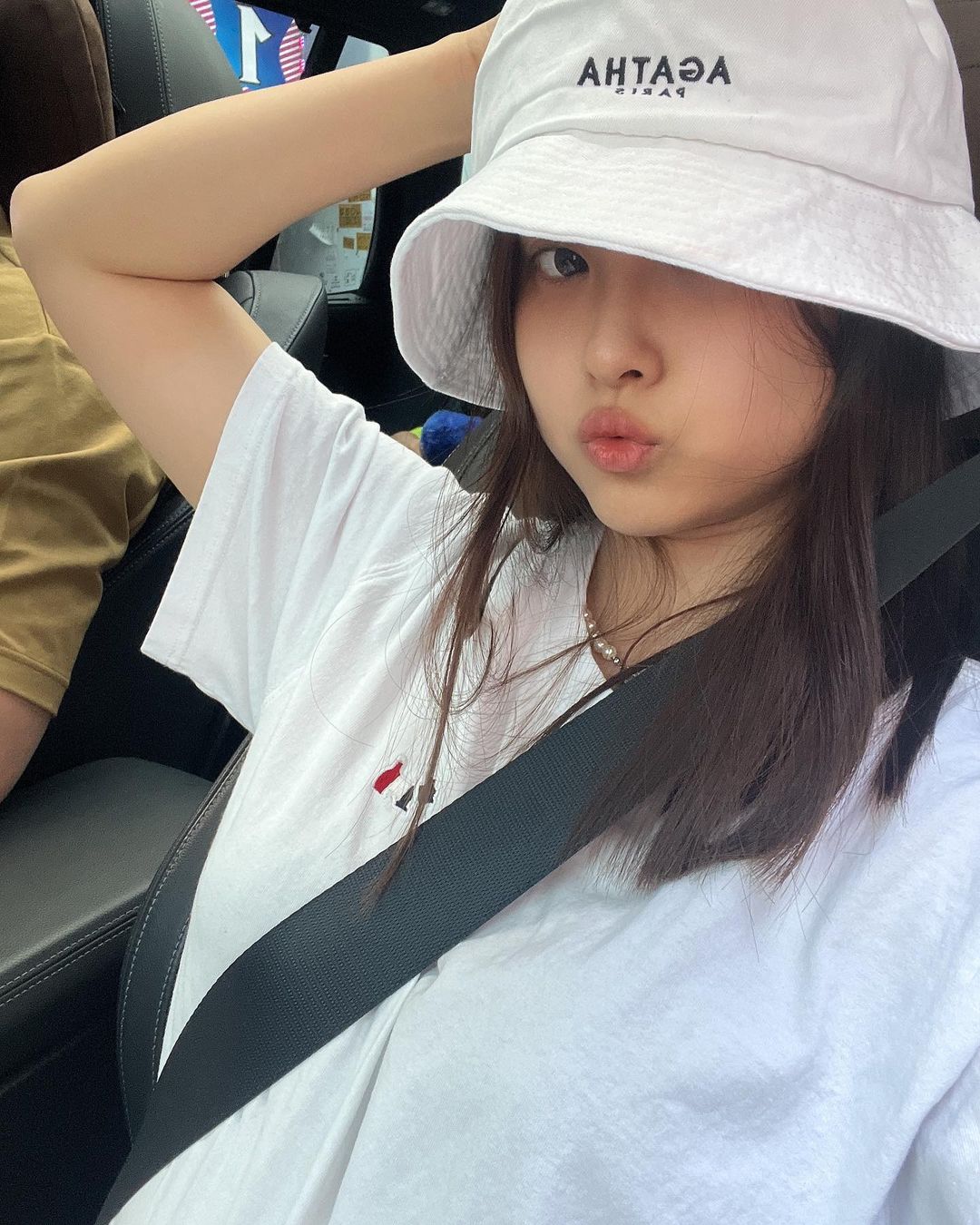 𝙷𝚊𝚗 𝚊,𝚛𝚎𝚞𝚖 on Instagram: “#협찬 프랑스 브랜드 아가타의 루즈 스코티 컬러 반팔 티셔츠 입고 스포츠 로고 버킷햇 쓰고 카페나들이 다녀왔죠 스트릿패션을 추구하는 아가타의