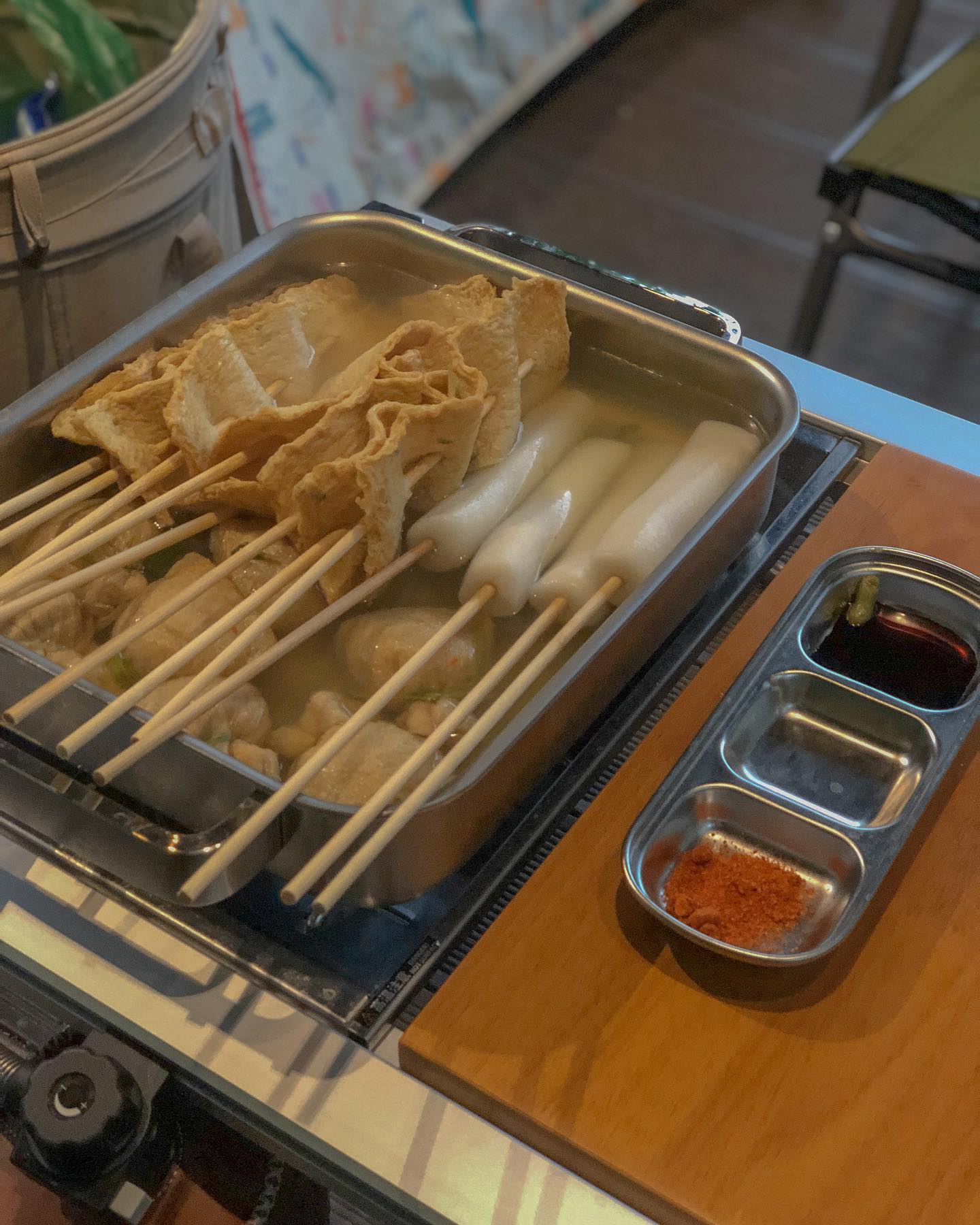 붓싼싸람 물떡사랑💚
간만에 우중캠핑하면서 따땃한 오뎅국물에
오뎅가득 물떡에 유부주머니까지 !

꽂혀있는거 비싸니까
꼬지사서 하나하나 꽂는 정성 쏟다보니
예전 분식집 아주머니 생각도나고 그렇네요😆