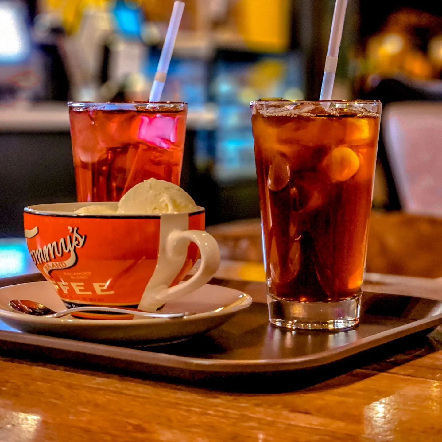 ☕️불금에 즐기는 여유한잔😌☕️

🏴카페명- 디젤

🏴주소

  경남 창원시 의창구 용지로239번길 22-1

🏴메뉴

에티오피아 핸드드립  7500원
아이스크림  6500원
과일차  6000원

개인적인별점 ★★★★☆

드립커피를 좋아하는 사람이라 드립커피를 판다는걸 보고 홀린듯 들어갔당😄
자유로운 분위기와 따뜻한 느낌의 조명이
나를 싸악 감싼다😎

☕️에티오피아 핸드드립☕️

역시나 에티오피아의 장점인 엄청난 아로마와
기분좋은 산뜻한 산미는 최고였당😚
개인적으로 에티오피아 커피를 
잴 좋아하기때문에 정말 만족스러웠당😌😌
양을 굉장히 많이 줘서 놀랐지만
맛있는 커피를 많이 먹을수있어서 좋았다😆

🍦아이스크림🍦

구냥...바닐라 아이스크림 ㅋㅋㅋ😅😅 맛은있다 ㅋㅋㅋ😉
예쁜 라떼잔에 담아 나와서 조금더 맛있을지도😏

🧃과일차🧃

이거이거 추천👍👍 
무슨 과일인지는 모르겠는데 여러가지 과일이 섞인 향이 은은하게난다😌😌
평소에 차 종류는 안좋아하는데 이런 차라면
매일 마실듯😆😆
달지도 않고 자극적이지 않아서 부담없이
즐길수있는 음료🥤🥤

전체적으로 가격이 좀 쌘편이지만 
맛이 만족스러워서 아까운 생각이 안든다😄
카페의 편한 분위기도 맘에들고 
자유로운 인테리어도 맘에들었당😆😆
바쁘다 바빠 💦현대사회에 가끔
편안하게 릴렉스하고싶을때 추천☺️

.

.

.

.

.

.

.

.

#먹스타그램 #맛스타그램 #맛집수집 #맛집수집가 #창원맛집 #창원맛집추천 #카페스타그램 #커피스타그램 #카페탐방 #커피맛집 #창원카페 #창원카페추천 #용호동카페 #용호동카페추천 #가로수길 #가로수길카페 #용호동가로수길 #디젤 #디젤카페 #용호동디젤 #에티오피아 #카페디젤 #가로수길디젤 #과일차 #커피맛집 #분위기맛집 #분위기좋은카페 #핸드드립 #핸드드립커피 #먹팔 #먹팔맞팔