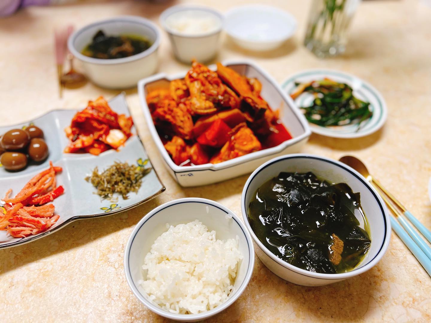 #첫줄👋 
원래 대청소 하려다가 접고
몸짱말고 건돼가 되어서 현타온 요즘
아침에 사부작 운동 찌끄리고

폭풍 청소와 생일상 차리기
불량주부라 할 줄 아는게 없는건 안비밀

최선을 다해(?) 생일상 차려
아끼는친구 생일 밥 한끼 먹이기 성공!

을매나 정신 없으면 투마스크 ㅋㅋ
그것도 이틀연속 이러기 있냐😂

#가출한정신찾아요 
#투마스크착용 #패션레어템 
#생일상차리기 #아끼는친구
