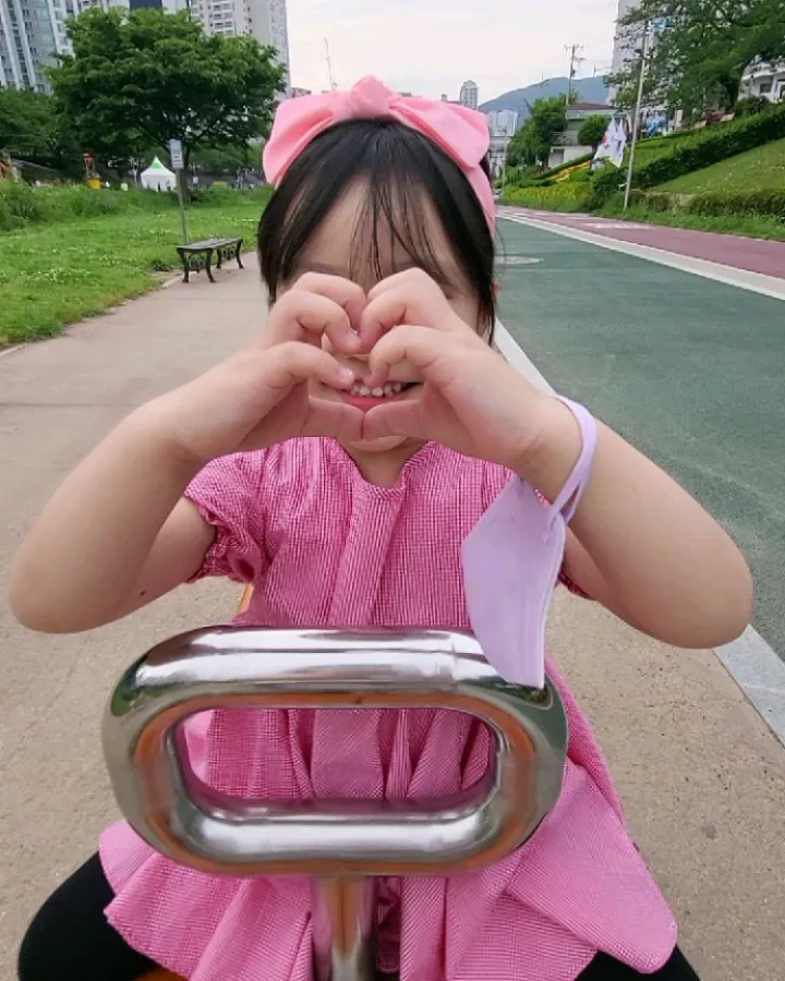 #민지야사랑해

둘이서 온천천 데이트
마냥 사랑스러운 우리집 막둥이

다음엔 민주랑 둘이서 놀아야지😆

#우리집막내
#애교쟁이
#핑크공주