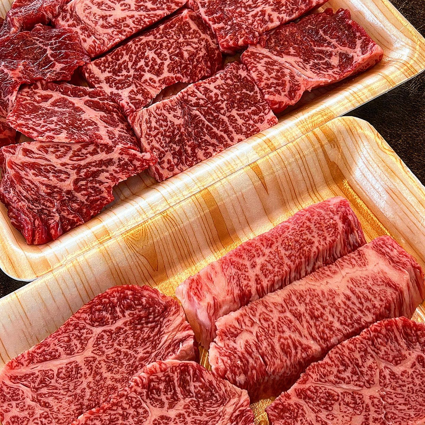 시험기간이라 힘내라구 엄마가 사준 #투뿔한우  #소고기는한우지🐮🥩 #제제냠냠_경산 #경산맛집 #대구맛집 #성화축산 

📌 별점 ⭐️⭐️⭐️⭐️⭐️

하누한우한우~~!!! 고기 먹으러 드라이브 가는 기분 GOOD 🚙 이 집은 2년째 가고 있는 단골집인데요! 돈을 많이 버셨는지 최근에 확장 이전을 하셨더군요 💸 더 버십쇼 ^___^ 

한우 등급을 살펴보면, 투뿔이라고 부르는 일투플러스부터 시작해서 일플러스, 일, 이, 삼등급까지 모두 다섯 등급으로 나뉘어요. 이중 가장 최고 등급이 일투플러스 (++) 인거죠‼️ 알고 먹으믄 더 맛있답니다 👩🏻‍🏫 

제 픽은 마블링 쩔탱인 #업진살 #채끝살 ❣️ #업진살살살녹는다 ^^ 콕콕 박힌 마블링 완전 내 취향 😋 굽는데 불판 따라서 소기름 주르륵 흐르는 거 보고 깜짝 놀라서 그만... 군침이 싹 도노 〰

여기는 한우국밥도 맛있어요❕등산복 입은 노년 부부들끼리 들어와서 냅다 국밥만 드시고 갈 정도,, 차돌 된장찌개도 맛있는 편인데 조미료 맛 1도 안 나고 소고기, 대파, 무 듬뿍 들어간 한우국밥이 진짜 괜찮아요 〰 자극적이지 않아서 처음엔 밍밍하게 느껴지는데 먹다보면 빠짐 😚 기교없이 만들어낸 정직한 맛 최고 ㅋ

제 기준 소고기도 싱싱하고 질이 좋은 편이라 주변에 놀러오셨다면 가볼만한 거 같애요 🐂 바로 옆이 판매장이라 내가 먹을 고기를 두눈으로 보고 직접 고를 수 있다는게 메리트예요 👀 생와사비 사는 거 잊지 말기 🤙🏻

주소: 경북 경산시 남산면 삼성현로 915