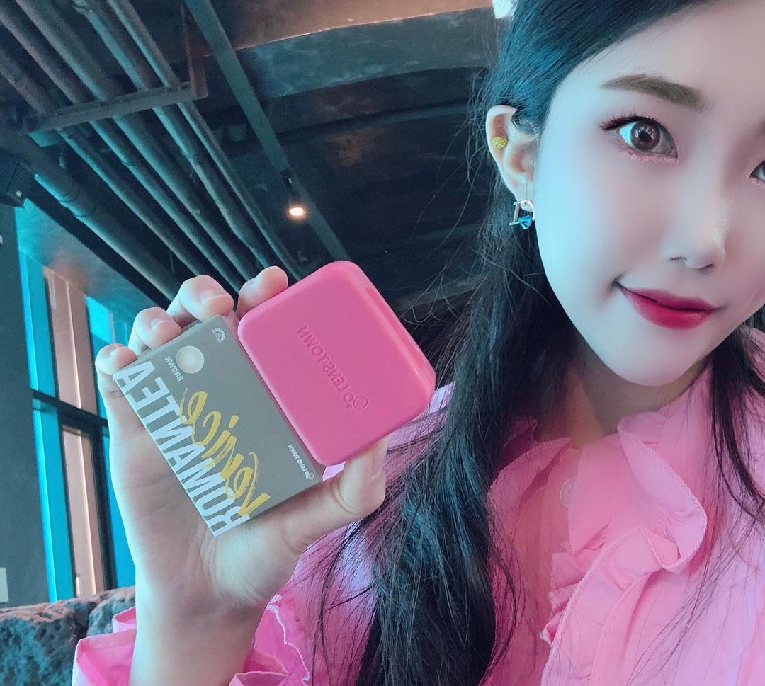 ᴹᴵ ᵞ ᴱᴼᴺ🇰🇷’s Instagram photo: “착용감이 편한 오묘한 컬러 #로맨티베니스 분위기 뿜뿜하는 아이메이크업 완성 🕶 해준다:) 묘한눈동자 #분위기깡패 만들어주는 #렌즈타운 브라운