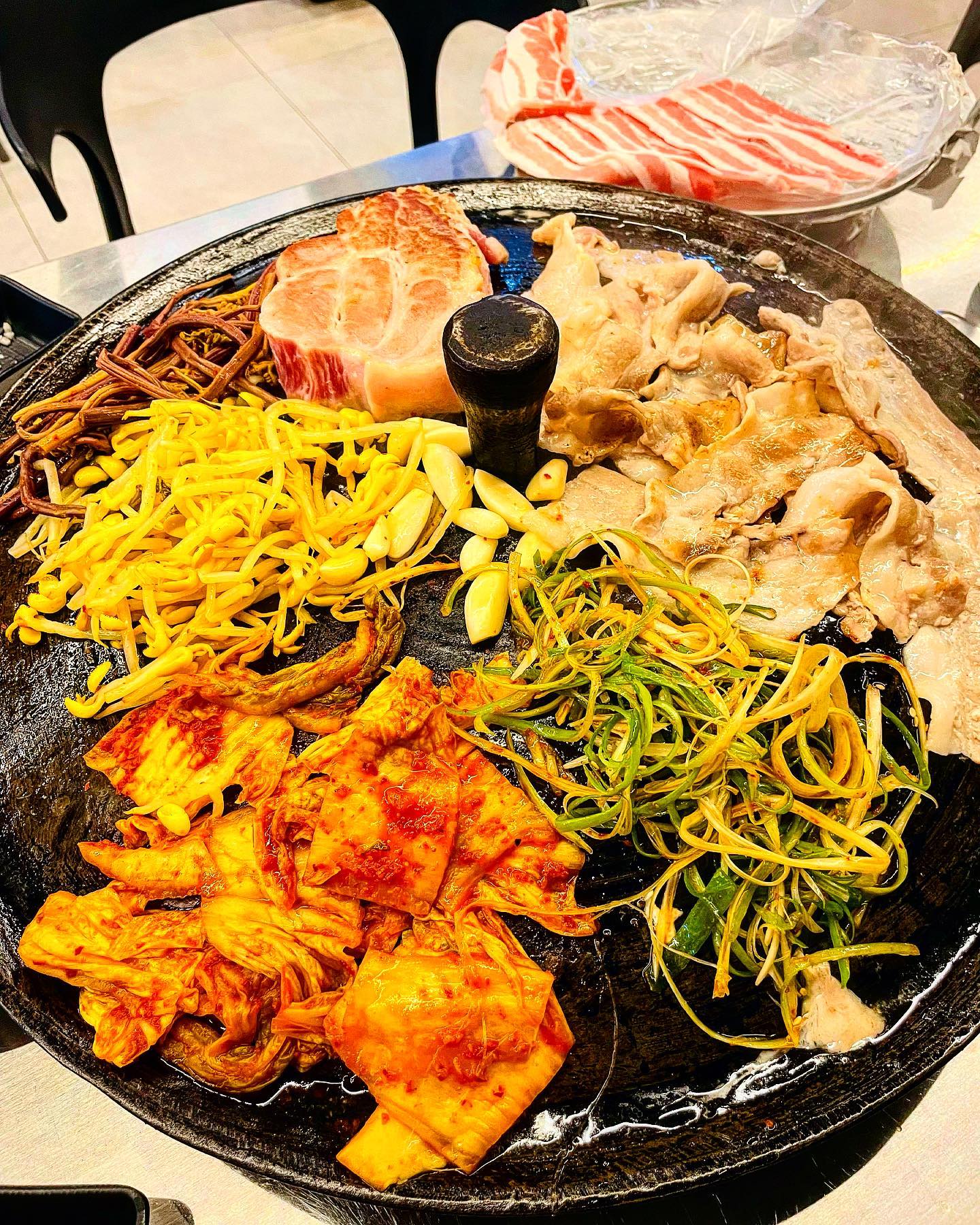#협찬 📍부산 수영구 광안리 미식육”
#웬디_부산

광안리 먹자골목에 크게 위치한 미식육 !
가마솥에 고기를 구워먹는게 포인트다🤍
기름이 쫙 빠져 더 맛있는 고기맛

🏷 얇굵다세트,김치찌개
얇은 생삽겹과 굵은 목살이 한 세트다.
고사리 파무침 콩나물무치 김치까지 몽땅 가마솥에 올려주면 눈으로도 맛있는 한상 완성🙌
이번 부산 첫 식당 스타트부터 아주 만족 !!
돼지냄새 1도 안느껴짐 👍

부산에서 고깃집을 찾으신다면 추천합니다 !! 

🌉부산 수영구 광안해변로344번길 9-5 1,2,3층
.
.
.
#광안리 #광안리맛집 #광안리맛집추천 #광안리핫플 #광안리해수욕장 #미식육 #부산광안리 #부산 #부산맛집 #부산맛집추천 #부산맛집투어 #부산여행 #부산맛집여행 #부산맛집정보 #부산맛집여기 #먹스타 #먹스타그램 #먹스타맞팔 #좋반 #좋아요반사 #먹스타소통 #foodie #food #foodporn #foodstagram #foodphotography #photography #daily