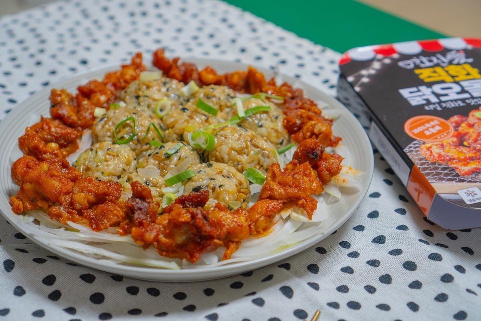  “#광고 최근 몇일 동안에 와이프가 저를 위해 맛있는 요리(겸 #야식🤭)을 세번이나 해주었답니다! 불맛과 오독오독 씹히는 맛이 일품인 #닭오돌뼈 곁들여서요. 세개나 보내주셔서 여러 레시피로 도전해 볼수 있었네요! 물론 그냥 먹어도 맛있지만, 야식은…”