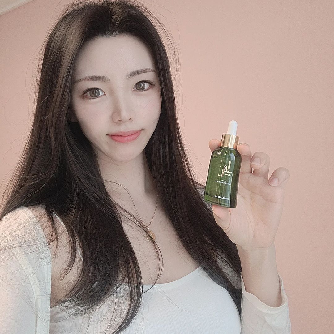 juhee on Instagram: “#광고 [락앤라쿠] 양태반 앰플팩 바르는 보톡스,양태반 99개의 분량을 한통에 넣은 락앤라쿠 소개 해 드려요🖤 피부 나이를 lock!해 줄 앰플+나이트팩 탄력과 주름 고민을 한
