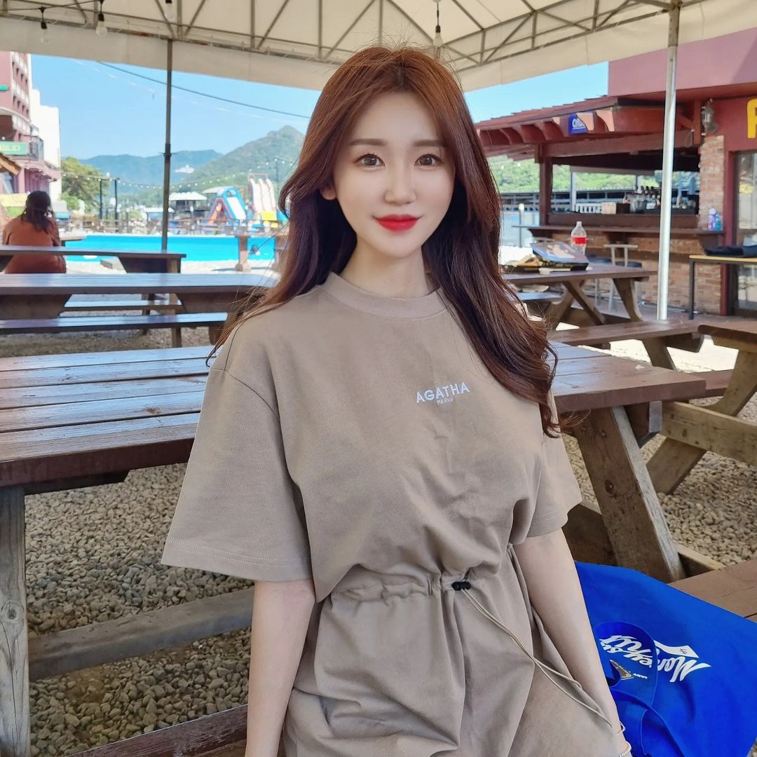 𝗬𝗘𝗝𝗜 예지 💖 on Instagram: “#광고 아가타 원피스 입고 휴가 즐기고 왔는데 너무 예쁘죠(⁎˃ᴗ˂⁎) 스트링으로 체형에 맞는 편안한 핏을 연출할 수 있구 베이직한 H라인이라 루즈하게