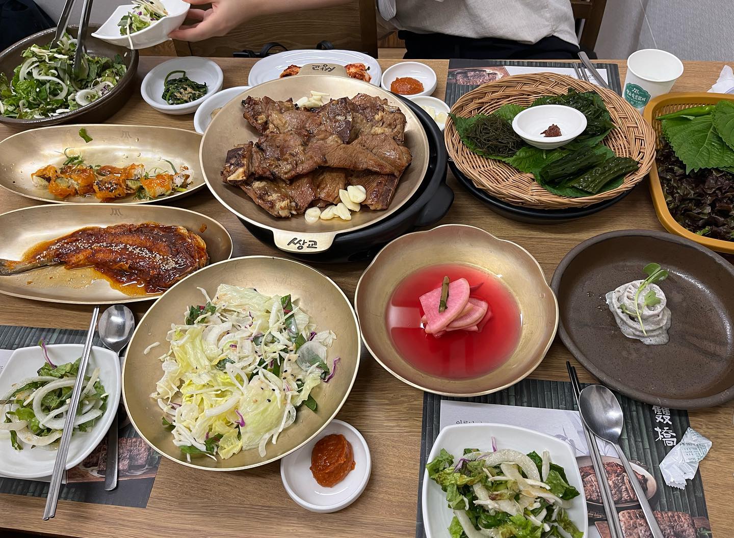 6월4~5일
만남부터 이별까지 먹는 모임 ㅋㅋ
저녁 후에 야식도 먹었는데
(치킨/전) 그 사진은 없네잉 ㅋㅋ
오랜만에 봐서 행복했다네❤️
먹는거에 진심인 sg…
곧 또 볼 사이😍

#돼지갈비#대게#치킨
#전 #쌀국수 중간중간 커피와맥주
#먹는게남는거 #또봐#즐거운만남