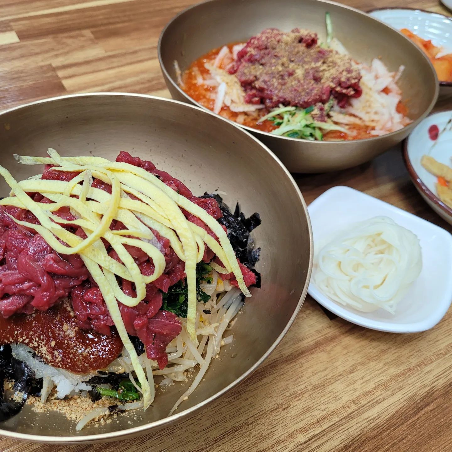.
함양집 1시간 기다려 먹었는뎅..
아쉽게도 니맛도 내맛도 아니었당
떡갈비 대실뫙.. 밀가루맛 ㅠㅠㅠㅠ
육회도 그냥저냥인디 가격에비해 속상한맛이었음

1차 밥집 실망하고
바로 2차 밥집 #조조칼국수경주점  고고

마지막 해물파전이 찐이에유
ㅋㅋㅋㅋ물총칼국수랑 물총조개탕은
너무 맛있어서 사진도 없음
밤막걸리 2병마시고 왔져여😆

#사진열심히찍었는데 #에잇 #함양집경주보문점 #왜이만큼줄서는지이해못함 #조조칼국수 #물총조개탕 #거업나맛있어요 #소주각 #경주맛집 #경주밥집 #경주나들이 #오로지밥만먹고옴 #2차밥