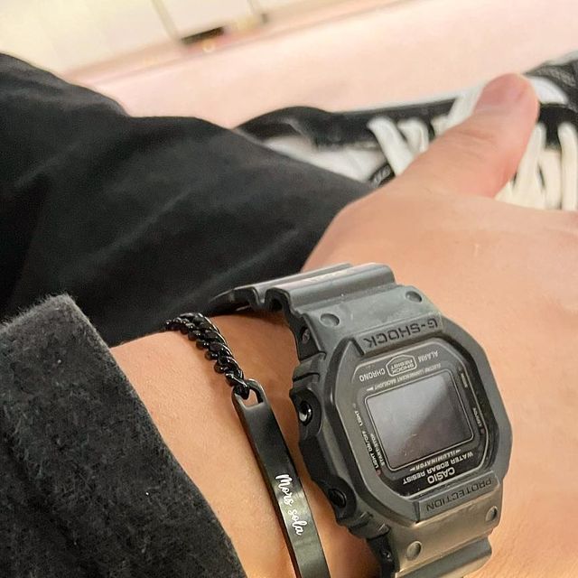ᴍɪɴ ᴋʏᴜɴɢ on Instagram: "[ 광고, 협찬 ] 데일리하게 착용하기 좋고 각인되는게 뭐 있을까 하다가 데일리유니크를 알게 되었어요 😎 요즘 둥이파파와 각인커플팔찌 찾아서 매일 하고 다니