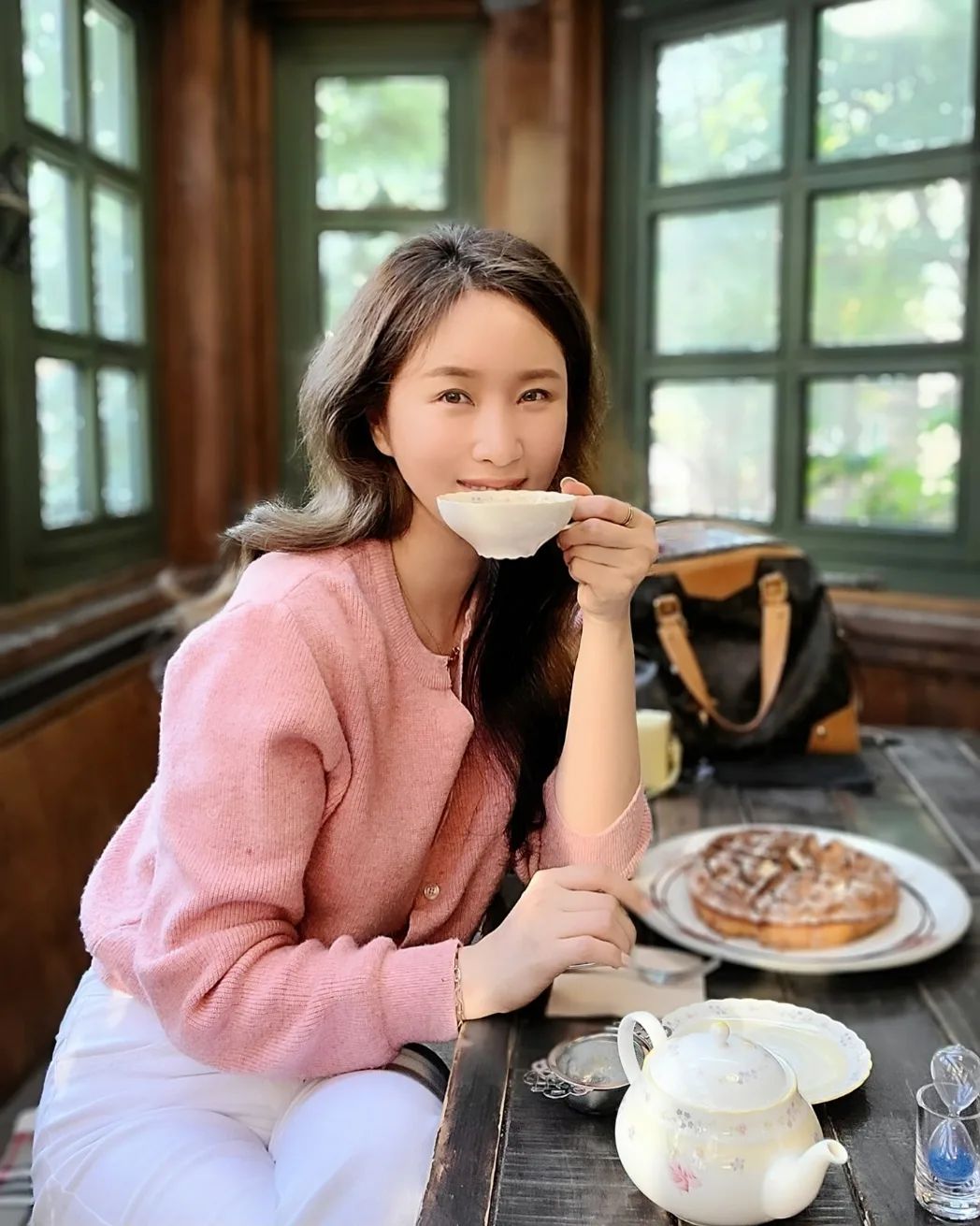 💓가슴앓이 한 잔 케모마일 반 스푼 - 강분자 시인

가슴앓이 한 잔 케모마일 반 스푼... 힘들고 지친 내 마음에 케모마일 반 스푼을...🫖

카모마일의 향은 긴장을 완화시켜 신경 안정 및 숙면에 도움을 줍니다.❤

#캐모마일 #카모마일 🌸
🌷 #꽃차 #허브차 #케모마일 #강분자