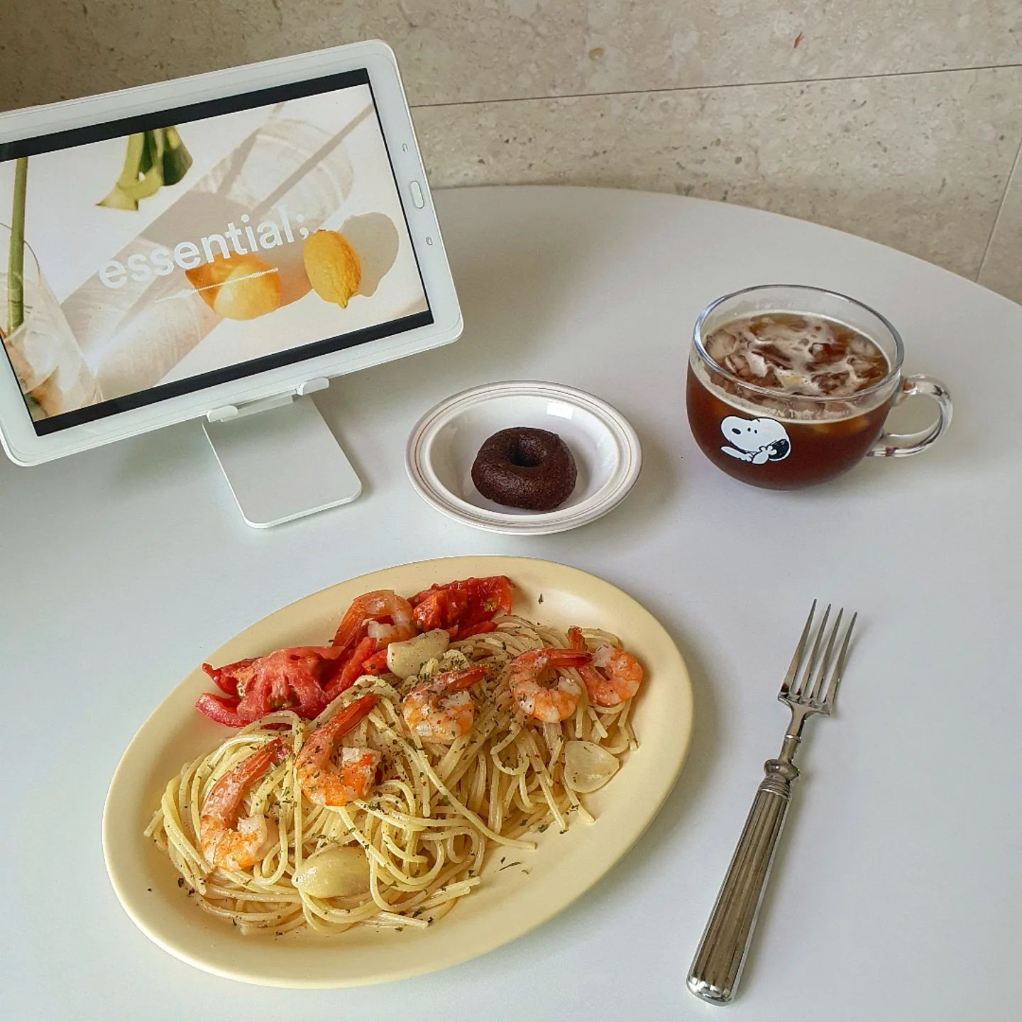 가장 만만한 냉털 파스타 🍝⁣
⁣
방울토마토 없어서 생식용 토마토⁣
오일 소스에 버무렸는데도 역시 맛나요 💕⁣
⁣
28도 넘으면 오늘 시니랑 집 앞 공원 ⁣
물놀이 가기로 했는데 고맙게도 춥네요ㅋㅋ⁣
감기 핑계로 집에서 책 읽고, 공부하며⁣
놀아야(?)겠어요!⁣
⁣
흐릿흐릿 하지만 시원한 날씨 즐겨보세요😃⁣
⁣
⁣
⁣