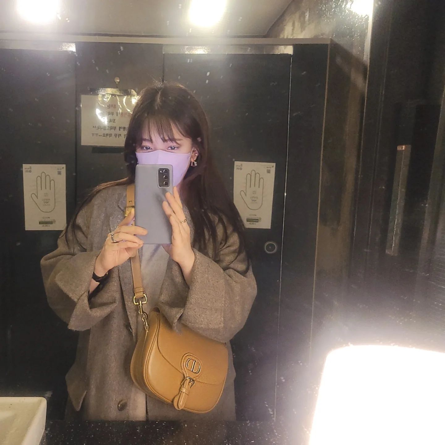 🌞🙅#여름이싫은이유

불과.. 두달 전에는 겨울 코트를 입고 있었는데
이제는 반팔 입어도 더운 여름이 오고 있다니..

저는 열이 너무너무 많은데 땀도 많이 흘려서
여름이 너무너무 끔찍하게 싫어요🙅

구내 식당에선 한겨울에도 후끈한 열기 때문에
손 선풍기가 필수일 정도.. (사람들이 다 쳐다봄)

빨갛고 매운맛만 봐도 땀이 나기 시작!

뜨겁고 매운건 최악.. 콧잔등+인중에 송글송글 맺힘을 시작으로
이마, 목뒤, 등까지 땀을 뻘뻘 흘리는 체질이라

사계절 내내 선풍기를 들여놓지 않고
아침마다 머리 말릴때는, 한겨울에도 선풍기를 켜야하고

겨울에도 뜨겁고 매운 음식을 먹을 때는(라면도..)
베란다 문 열고 시원~한 바람 쐬면서 먹거나
선풍기를 켜야 할 정도에요🥲

그냥 먹으면 어떻게 되냐구요?

... 노동자 아저씨들처럼 땀을 국에 뚝뚝 흘리며
먹는 정도라고 하면 이해가 되실까요

전 그래서 한여름에는 절대, 밖에선 짬뽕도 안먹어요
에어컨 바람을 직접 쐬거나 선풍기를 쐬면서 먹으면
그나마 땀이 덜나는 수준이지만..

그냥 여름 난방중인 가게 안에서 매운 음식을 먹는다는 건
온 몸의 땀구멍이 열려서 🥵뻘뻘 쏟아내니
제가 봐도 여자가 그렇게 땀흘리면서 먹는건

좀.. 드릅더라구요🥺

피부는 또 얇고 악건성인데, 회사 천정 히터 바람쐬며
한번의 겨울을 보낸 뒤 양 볼이 자연박피가 된 적이 있어서
(피부과에서도 사우나/오랜시간 목욕 금지하라는 피부)

그 뒤로는 사무실 난방 안하거나
바람 안쏘이게 선풍기+가습기 켜고 일해요
얼굴을 항상 차갑게 유지!

겨울에 난방 빵빵한 곳은 피해피해
뜨끈~한 국물이나 열기 가득한 음식 먹을때는
소심하게 창문이라도 좀 열어 찬바람 쐬면서 먹어야 하고

여름이고 겨울이고 항상
쿠션 화장품 테이블 위에 꺼내놓기는 필수!

시도때도 없이 열리는 콧잔등+인중 땀구멍 때문에
휴지로 눌러 닦고 쿠션 팩트 통통 두드리고
(모르는 분들은.. 저 거울공주인줄.. 종일 화장 고친다고🤦)

겨울엔 차 안에서도 히터 못쐬요
얼굴이 따가워요...😢

히터 안틀어도 제가 앉은 자리 옆 창문에는
제 열기로 하얗게 김이 서려요👤

5월 시작되면서 사무실 에어컨 가동!
25도 맞춰 놓고도 움직이면 더워서.. 제 책상에는
총 3대의 선풍기가 있답니다

좀 큰 선풍기는 완전 더운 열을 식힐 때,
작은 선풍기는 지금 상시 돌아가는데.. 회사 대표님이
며칠전에 선물이라며 (큰 선풍기 소음이 너무 심하다고) 놓아 주시고

와디즈 펀딩에서 장만한 목풍기까지!
(요즘, 이거 목에 두르고 밥 먹으러 갑니다.. 양손의 자유!)

저만큼이나 더위 잘타고, 땀 뻘뻘인 👨‍🔬뚜니파파
(둘다 더운거 끔찍.. 더울때 밖에 나가는거 싫어함)
엄마+아빠 닮아서 열많고 땀 많은 🧒뚜니에요

뚜니는 7월생이라, 둘이 진짜 고생하며 산후조리했고..
아기때부터 겨울에도 난방 한번 해본적이 없어요
(21도 밑으로 떨어지면 딱 22도까지만 온도 설정)
그래도 한겨울에 땀 뻘뻘 흘리며 자던 뚜니였지요

분가 전에, 저희 셋이 남편이 쓰던 방에서 생활했는데
아침에 일어나서 방문 열면.. 훅~ 하는 열기와 함께
시쿰쿰한 땀냄새 진동해서 시어머니가 항상 신기해 하셨다는요

손발이 차고, 냉기가 많은게 건강에는 좋지 않다지만
저는 열도 많은데 땀도 너무 많아서.. 스트레스 받아요

요즘은 마스크 쓰고 다니니, 마스크 안에서는 홍수가...
콧잔등이 따가울 정도 입니다😷인중파크 개장💦

혹시.. 저처럼 땀 많은 분 여자분 보셨나요?
저는.. 제가 처음이에요ㅋㅋㅋㅋㅋㅋㅋㅋㅋㅋ

아, 뚜니가 있군요😢
미안.. 엄마 아빠가 땀쟁이라서...

#여름이싫어요 #여름이없는곳에서살고싶다
#더워도얼굴안빨개지고땀안흘리는사람부러워요
#땀순이의비애 #나도우아하게짬뽕먹고싶다
