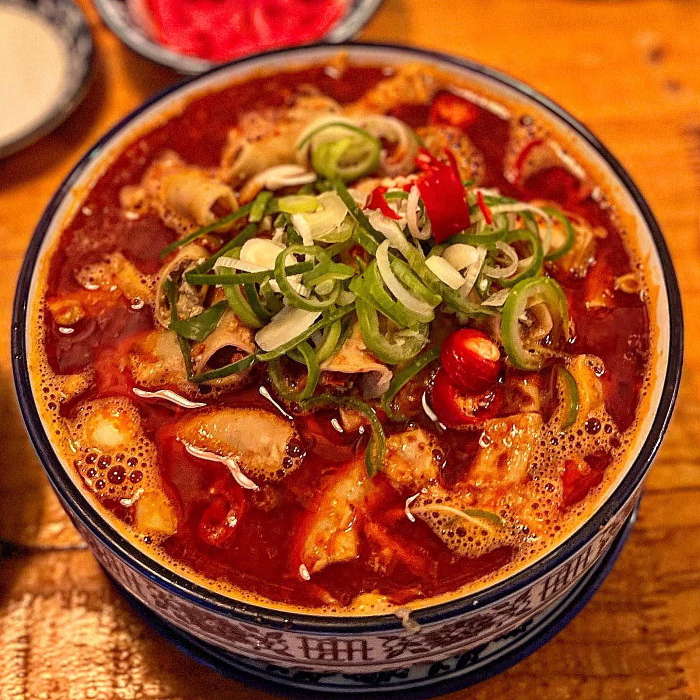 #강남역맛집 #땀땀 #매운소곱창쌀국수🐮🍜🌶 #제제냠냠_서울 

📌 별점 ⭐️⭐️⭐️⭐️⭐️

통실통실한 소곱창 안에 고소한 곱이 가득 차있고 얼큰〰찐한 빨간 육수가 매력적인 #땀땀본점 🌶 은근히 먹을 거 없는 강남역에서 몇년째 굳건히 베스트 맛집 자리를 꿰차고 있는 식당 ❣️ 맵기정도는 0단계에서 3단계까지 선택할 수 있는데 저는 2단계로 먹었어요 😽 마 ❕ 한국인이라면 얼큰칼칼 아니긋나 ❕

#입짧은햇님 #박나래 도 감탄하며 먹고간 쌀국수인만큼 전국 곳곳에 체인점 생기는 중이고요 🔥 사진에도 나와있다시피 부드러운 소곱창을 숙주와 함께 아끼지 않고 듬뿍듬뿍 넣어줘서 해장용으로도 최고예요 😋 소곱창에 들어있던 곱이 국물에 사르르 녹아드는게 느껴져서 진득하니 꼬소한데 느끼하거나 비리다고 생각할 수도 있음 🧨

1인 1쌀국수할 경우 육수와 면은 무한리필인데 애초에 양이 혜자로 나와서 저는 리필하지 않았어요 ‼️ 곱창전골같기도 한 것이 중독성 있어서 글을 쓰는 지금도 군침이 넘어가는군요,,, 강남 가면 한번쯤 들러보시길 😎 

♥️ 꿀팁: 가게가 살짝 언덕 위에 있음, 네이버 검색해서 라스트 오더 시간 맞춰가면 못 먹을 확률 있으니 미리 도착하기 〰 요즘은 웨이팅 널널할 때 많음 ♥️

📍 [가격] 매운소곱창쌀국수 14000원

#강남맛집 #서울맛집 #서울맛집추천 #먹스타그램 #맛집추천 #먹팔 #소곱창 #쌀국수 #서울여행 #베트남음식