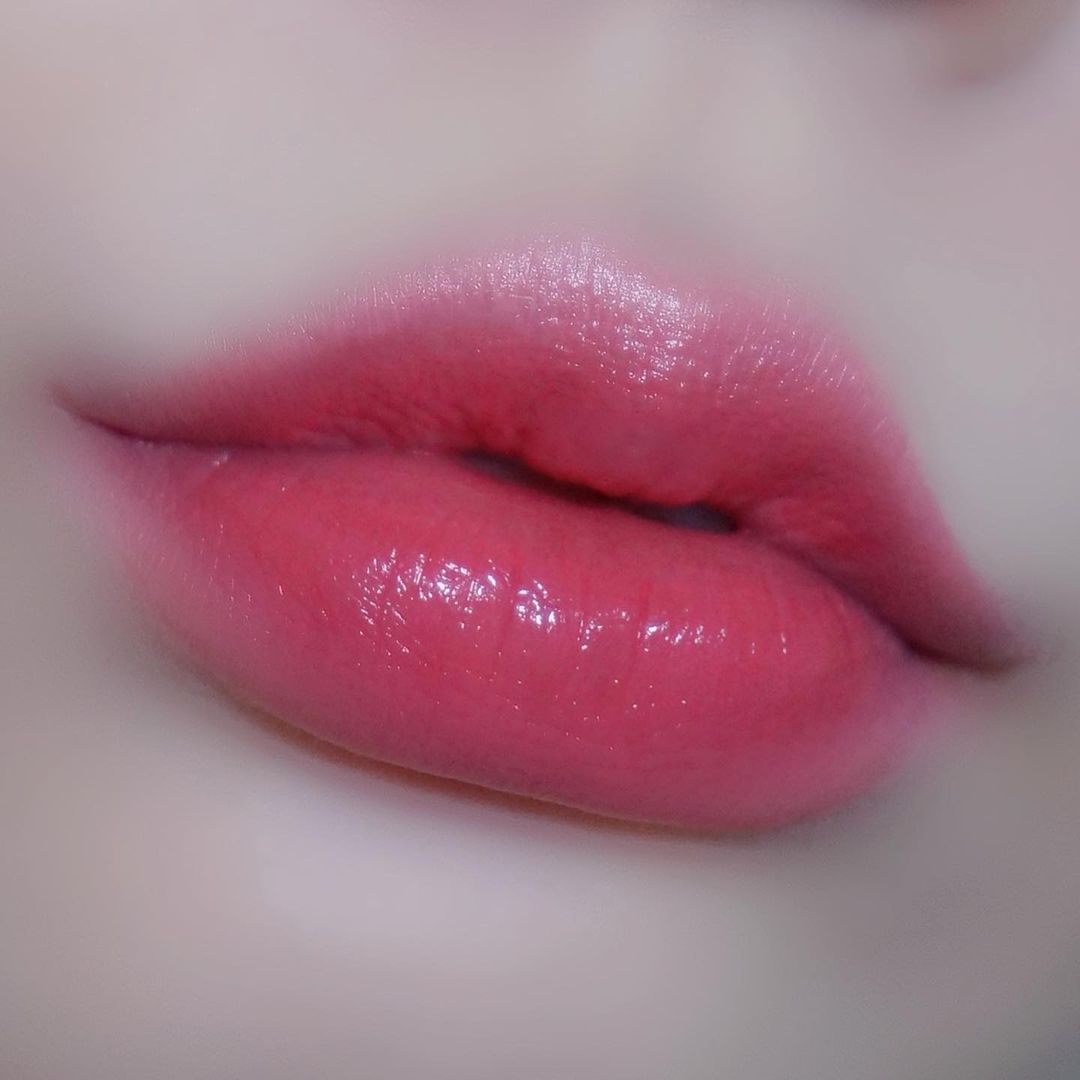 Coolin 쿠린 on Instagram: “#쿠린LIP 요즘 자주 바르는 립 소개해 드릴게요💗 입생로랑 루쥬 볼립떼 샤인 46호 컬러는 봄웜분들께 잘어울린다고 유명한 립컬러인데요! 코랄 바르고픈 쿨들에게도
