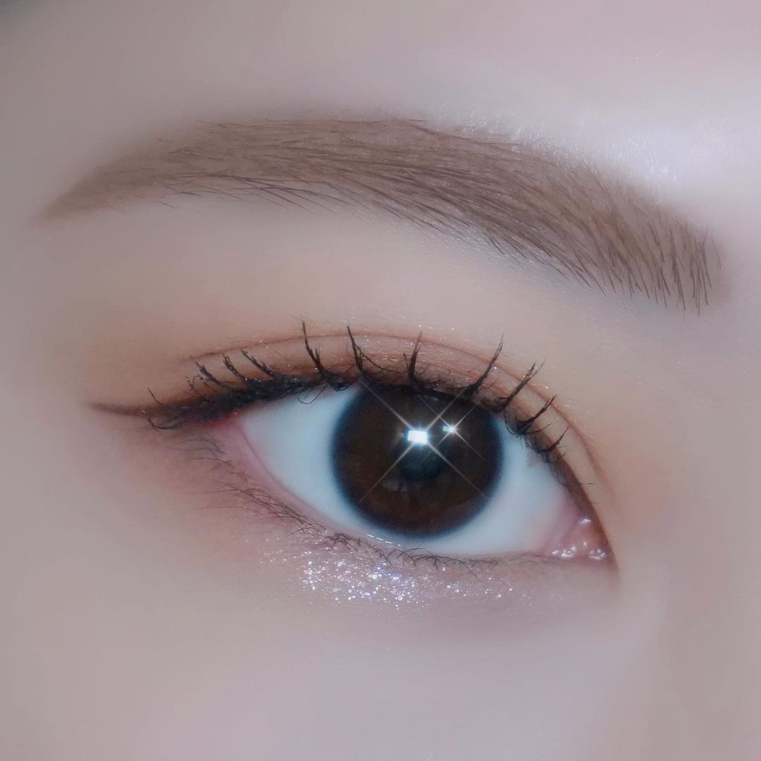 Coolin 쿠린 on Instagram: “💗쿠린이 알려드리는 2022아이 메이크업 트렌드💗 요즘은 속눈썹과 애교살을 강조해 가로보다 세로로 확장된듯한 아이 메이크업이 트렌드라고 해요✨ 눈썹,속눈썹,