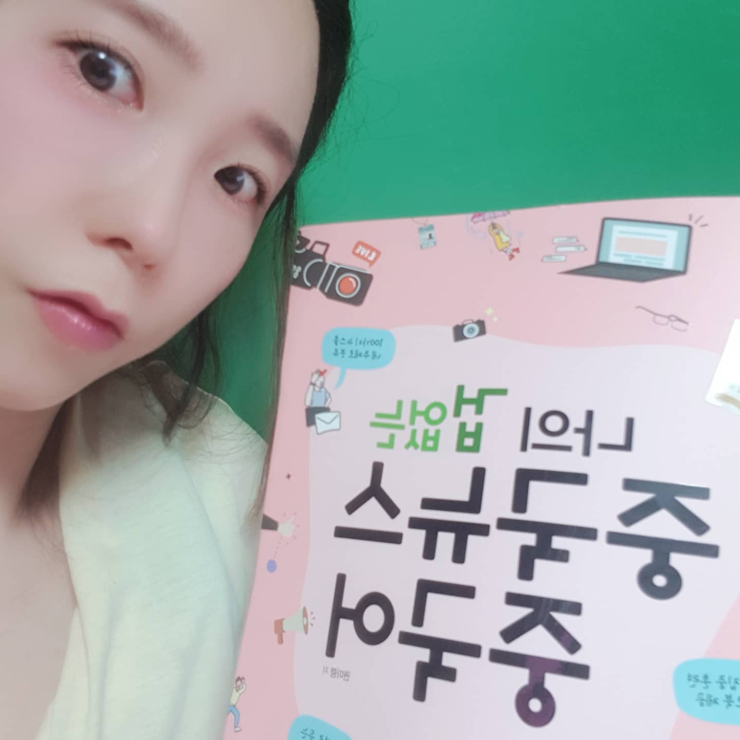 #협찬 
나의겁없는 중국뉴스중국어로 
중국어 열공중! 

중국 뉴스에 등장하는 표현과 
쓰임을 공부 하면서 
바로 응용해볼 수 있는
예문이 따로 있어서  굿굿! 
뉴스에나오는 표현을 직접 읽으면서 
중국어 공부하니까 머리에쏙쏙

예문을 통해 어떻게 표현되는지 
비슷한 표현과의 차이점도 
살펴보면서 온전히 내 것으로 
소화할 수 있어서 맘에 들어용~! 
 
보통속도와 빠른속도 
두가지 버전 mp3로 공부한 후 
워크북으로 듣기 집중훈련하면서 
실력체크까지 해볼 수 있어서 
중국어 열공하기 딱! 

생활 사회 문화 경제 정치
네가지 분야로 나눠져있어서 
일상생활과 밀접한 가벼운 주제부터 
무게감있는 폭넓은 주제까지 
다양하게 접할 수 있어서 좋은거있쥬'ㅅ'
.
.
.
.
.

#첫줄안녕 #일상 #데일리 #일상스타그램 #직장인일상 #공스타그램 
#중국어 #중국어회화 #중국생활 #중국유학 #중국취직 #중국뉴스배우기 
#중국듣기 #중국어듣기 #중국뉴스듣기 
#중국어공부 #중국어공부하기 #다락원중국어 
#나의겁없는중국어 #나의겁없는중국뉴스중국어
#셀카 #셀스타그램 
#첫줄반사 #좋반 #좋테 #선팔환영 
#선팔하면맞팔 #l4l #like4likes