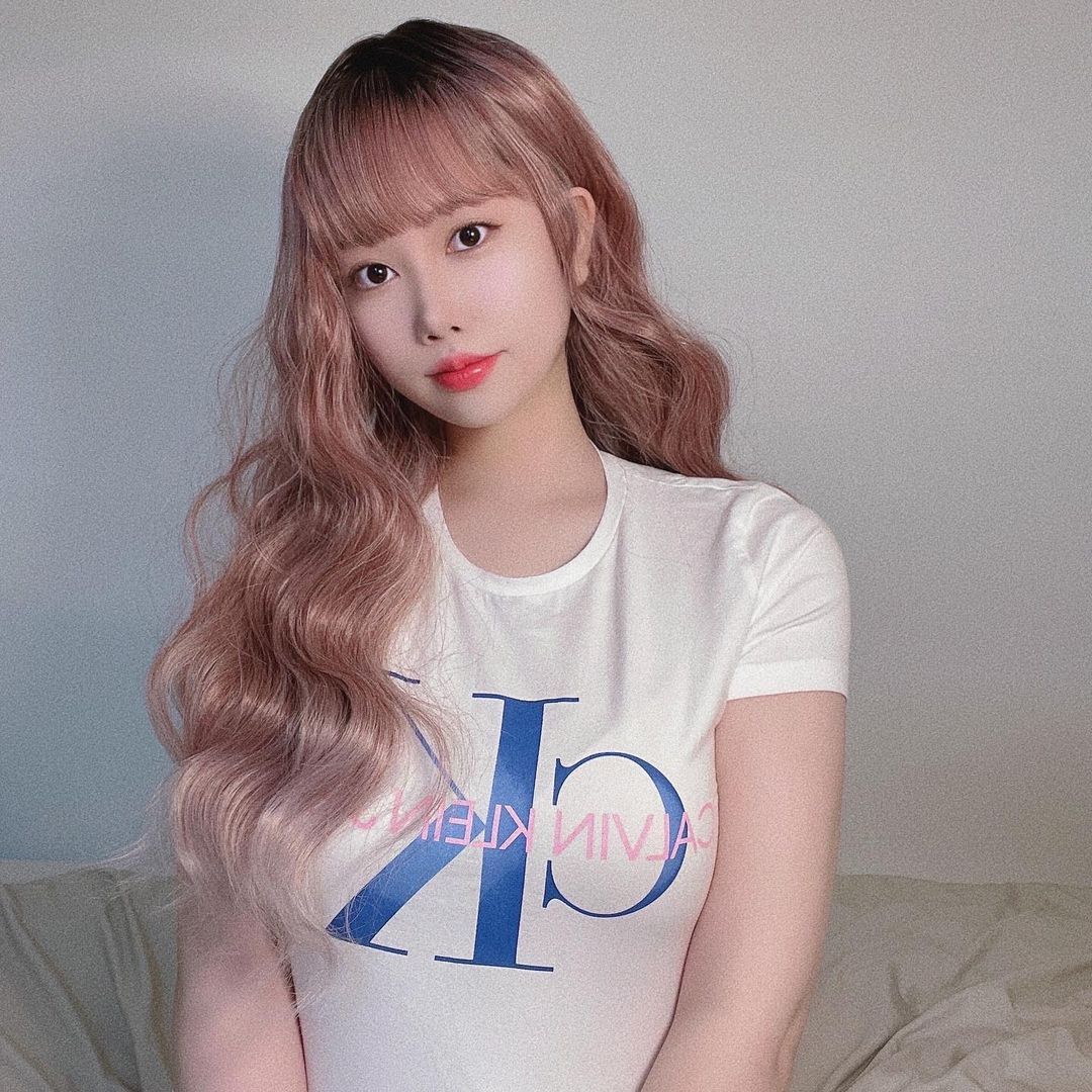 Coolin 쿠린 (@cxx_lin) posted on Instagram: “오늘은 여름에 입기 좋은 브랜드 반팔티들을 소개해드릴게요💗 CK로고에 심플하고 핏이 예쁜 캘빈클라인, 흔하지 않지만 어디에 코디해도 예쁜 MSGM, 여