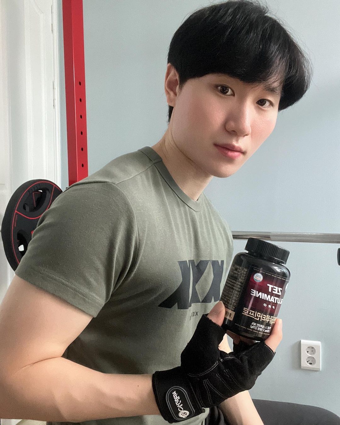 @peterpan5775 on Instagram: “#광고 이제 본격적으로 벌크업 해야지🦾 근손실 방지와 근육 회복을 도와주는 근육맨닷컴 ‘제트글루타민프로’ 1일 2회, 1회에 3정씩 꼭 챙겨먹기✅ 휴대 하기에도