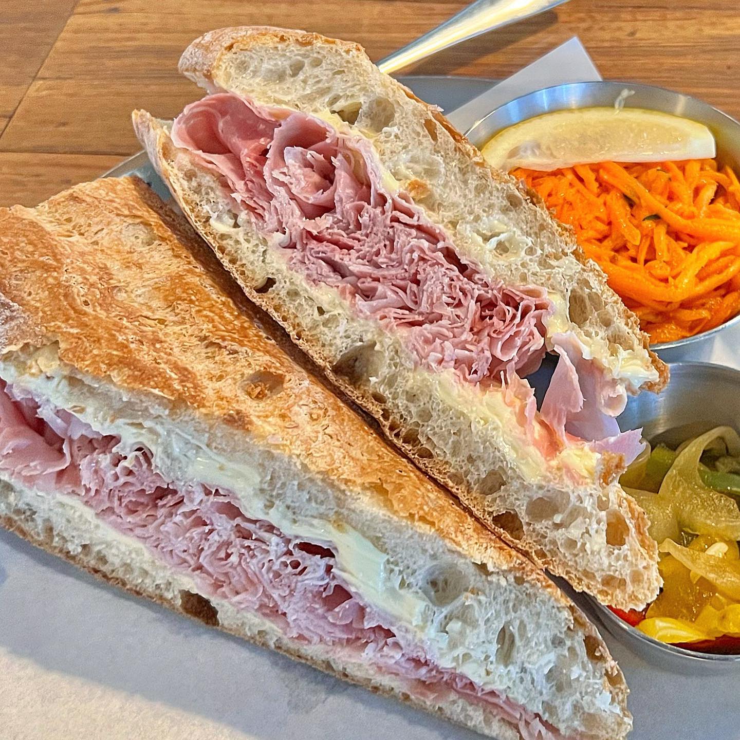 #잠봉뵈르샌드위치 🥖🍖 #소금집델리 #안국역맛집 #제제냠냠_서울 

📌 별점 ⭐️⭐️⭐️⭐️

말해모해 알 사람은 다 안다는 이젠 너무 유명한 #소금집 🧂🏠 제주 흑돼지로 만든 #잠봉뵈르 햄과 제가 제일 좋아하는 프랑스산 #이즈니버터 듬뿍 들어간 샌드위치가 시그니처 메뉴에요 💓

파삭해서 입천장 걱정될 정도인 촉촉한 바게트빵 사이에, 촉촉고소한 버터가 듬뿍 발려져있고, 그 사이엔 오로지 얇고 부드러운 짭짤한 햄만 ❕들어있는 정직한 샌드위치 

기분좋은 느끼함을 사랑하는 사람이라면 잠봉뵈르 샌드위치는 한번쯤 먹어볼만합니다 ❕적극 추천 〰

사이드로는 감자튀김과 당근라페 중 택 1이 가능한데, 저는 #당근라페 적극 추천해요 🥕🥕 새콤한 라페가 입을 싹 씻어준다구요 ✨ 라페는 당근을 얇게 저며 올리브유와 레몬즙, 홀그레인머스타드 등 소스에 절인 #프랑스식 프렌치 샐러드인데 저는 직접 만들어먹을 정도로 완 전 좋 아 해 요 〰 😋

안국점의경우 위치도 북촌에 위치해있고 #런던베이글뮤지엄 바로 건너편이기 때문에 접근성도 좋아요 👍🏻 햄 스테이크 플래터와 오늘의 수프 등 다양한 메뉴가 있으니 소금집에서 식사하고 건너편에서 베이글 포장하는 것도 GOOD

♥️ 꿀팁: 오랜시간 핫플인만큼 웨이팅이 있는 편이지만 테이블링 어플에서 원격 줄서기 기능을 이용하면 기다리지 않고 먹을 수 있어요 ♥️

📍 [가격] 잠봉뵈르 샌드위치 14000원

#서울맛집 #종로맛집 #서울여행 #서울맛집추천 #서울맛집투어 #안국맛집 #안국카페 #안국데이트 #북촌한옥마을 #북촌맛집 #망원동맛집 #망원동 #먹스타그램 #맛스타그램 #맛집 #food #먹팔 #likeforlikes #베이커리 #빵스타그램