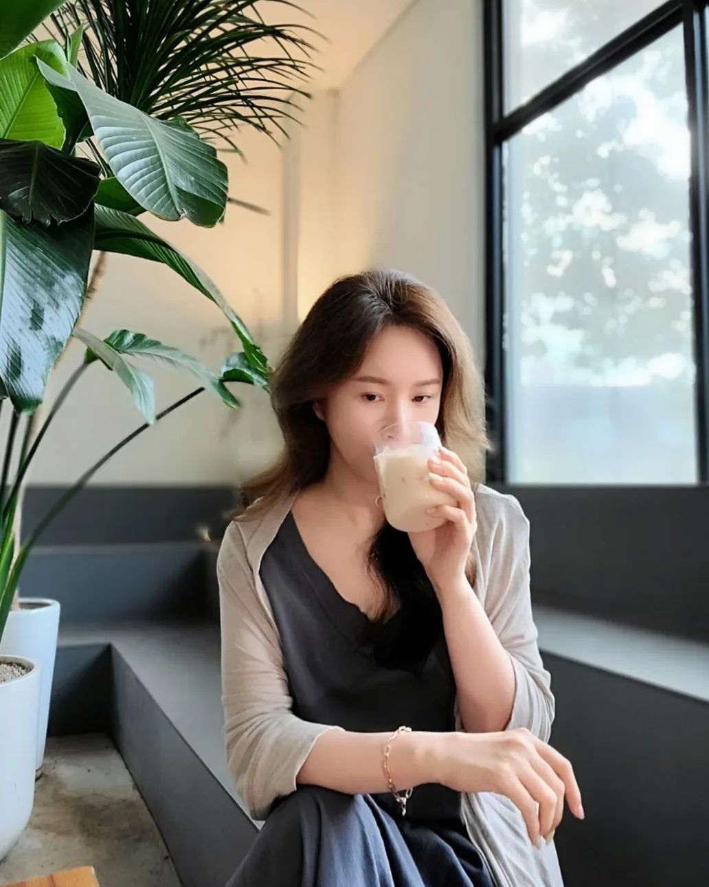 오늘도 밀크티 🤍🤍🤍
내일 일은 내일 생각해라 🙃
하루의 괴로움은 그날로 족하니라.
많은 사람들이 내일의 걱정을 말라라고 했지만
가만히 있으란 말이 아니다 생각없이 놀라는 말도 아니다. 

이말은 내 가족을 위해 보험을 들어야 하고 노년을 위해 저축해야하며 성공하기 위한 계획을 세우고 준비하라는 말이지만 걱정은 하지 말란 뜻이다.✍️

'그러니 내일을 생각해라. 주의 깊게 생각하고 계획하고 준비해라. 하지만 걱정은 하지 마라'
데일 카네기 자기관리론 중에서.. 📒

#오늘도 #밀크티 #카페인_필요하면_밀크티