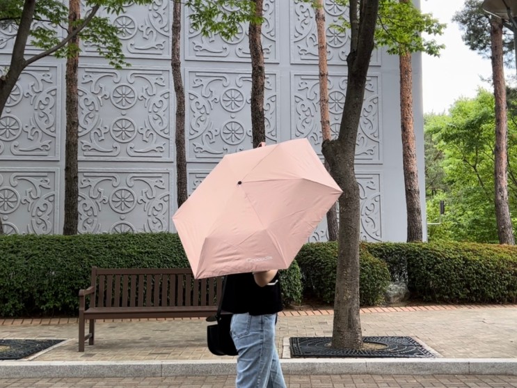 크로커다일 암막양산으로 무더위 피하기
