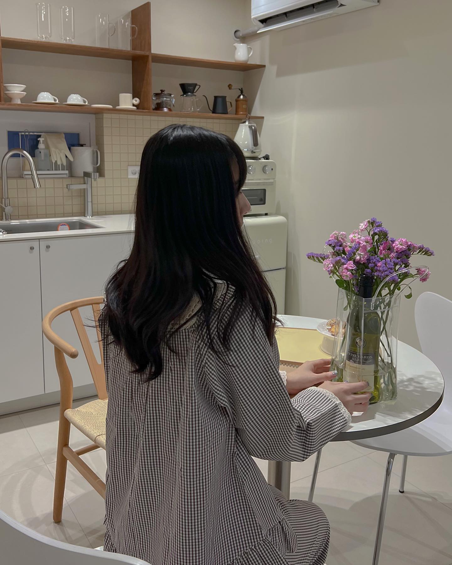 부산 영도에 위치해있는 청학뜰안애💜

영도 청학뜰안애는 오픈한지 얼마 안된 뜨끈뜨끈한 신상 숙소에요!!

감성적인 화이트&우드인테리어도 정말 마음에 들었고 꽃와인도 너무 이뻤어요💛
분위기에 취해버린다....🤭

주방에 에어프라이어가 준비되어있어서 삼겹살 구워먹기도 가능하구요!
냄비, 프라이팬, 조미료 등 조리도구도 다 갖춰져 있어서 요리도 해먹을 수 있답니다😊

지은지 얼마 안되서 그런지 화장실 또한 정말 깔끔깔끔했고 핸드워시도 무려 논픽션제품이었어요!

하나부터 열까지 모든게 다 마음에 들었던 곳!

📍부산 영도 청학뜰안애