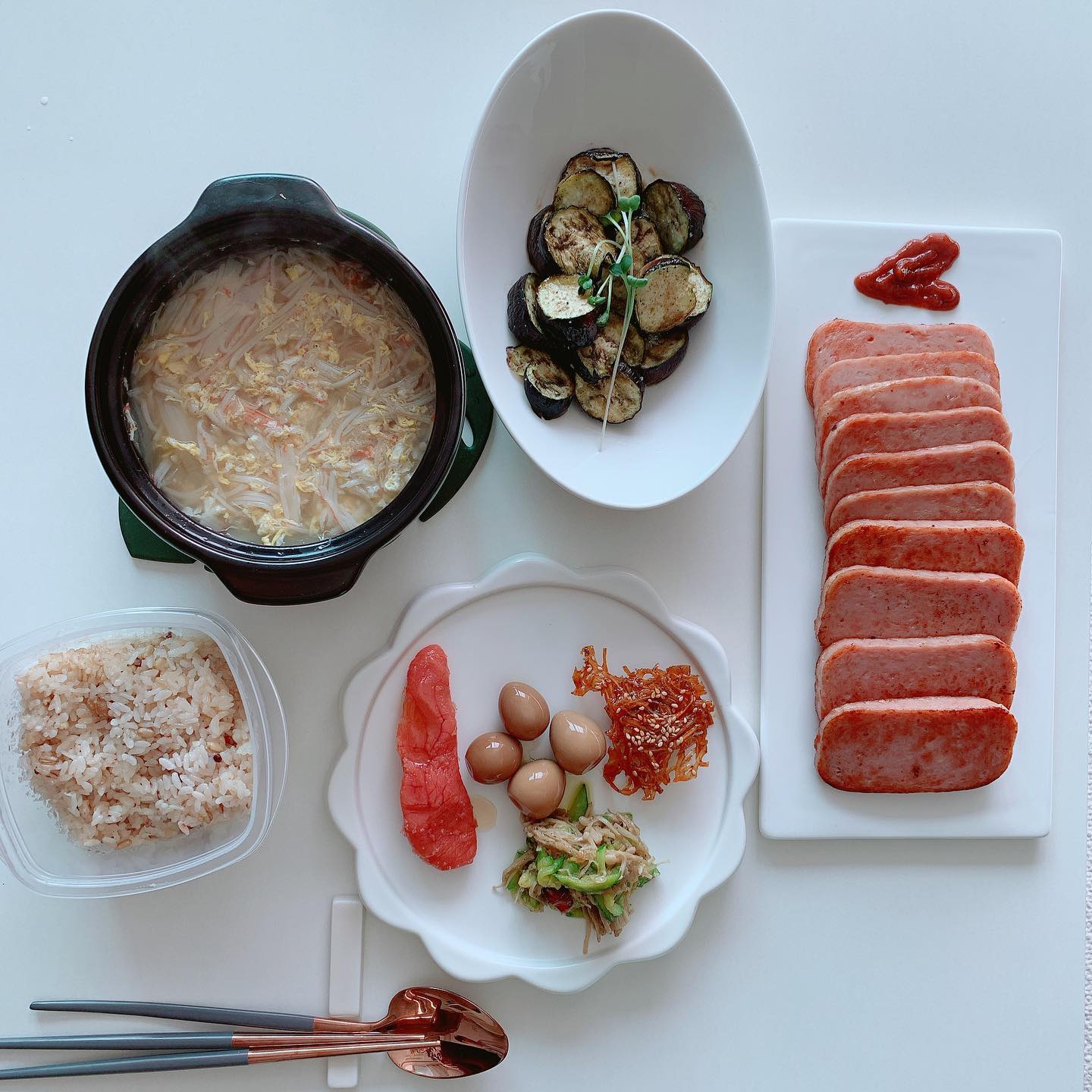 #홈쿡 #집밥 👩🏻‍🍳
-
간단하고 소박하지만
남편을 위해 정성을 담아 후다닥💖

#음식의기본은냉털 😝

#크래미계란국
계란국을 끓이는데 냉장고에 크래미가 있길래 살짝!
짭쪼롬하고 폭신하기 의외로 조합이 좋았당👍🏻

#팽이버섯애호박볶음 #가지구이
#명란젓 #메추리알 #뱅어포 #스팸
-
#토리복이