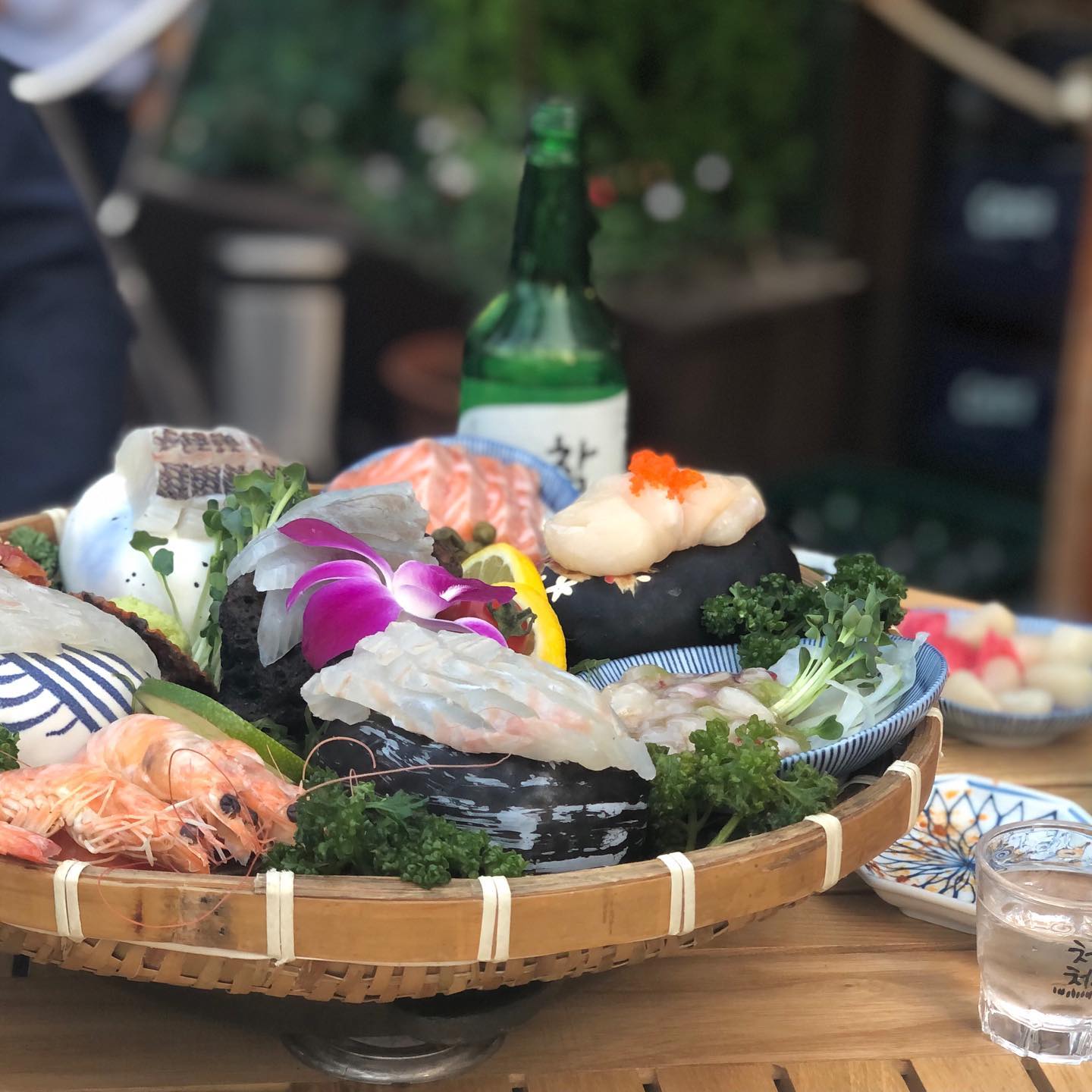 #데이트 #맛집탐방 #당산역맛집 #당산곶
서울에서 바다를 느낄 수 있는 곳!!!🏖

퇴근 후 뭉치를 만나러 갔어욤~~
샐러드 먹자고 해놓고, 횟집 데려가는 뭉치,,, 넘 좋다구,,❤️

🏖 요기는 당산역 근처에 있는 '당산곶' 이라는 횟집이고
저희가 먹은 메뉴는, '곶제철숙성회' 와 '해물라면'이에요!

🏖 야외 테이블에서 먹으니 더 맛있었어요! 회알못입니다만,, 먹자마자 
"오빠 나 지금 바다에 와있는 것 같아 ٩( *˙0˙*)۶" 
라는 말이 절로 나오더라구요?💙 진짜 바다향기가 났는데, 이 말 들은 뭉치는 완전 어이없다는 표정을(..) 참나 진짜라구〰️!!

🏖 회는 초장맛인 줄 알았는데 아니었어요🤔 관자구이, 타코와사비, 연어.. 등등등 부드럽고, 회마다 맛이 참 다채롭다는걸 당산곶 와서 알게되었어요. 한 점 한 점 정성스러웠구용.. 막 먹는 회가 아닌 '맛'을 느낄 수 있었답니당☺️

🏖 저는 개인적으로, 매운탕보다는 해물라면이 더 좋은데요, 여기 해물라면은 '진짜'로 '해물'라면이에요! 새우 홍합 꽃게가 푸짐하게 들었는데, 심지어 꽃게는 실해요 실해..🤤

🏖 퇴근 후 한적한 분위기에서 술 한 잔 걸치기 좋은 곳이었어요>_<💕 예쁜 분위기에 맛도 예쁜 곳은 찾기 어려운데, 이 어려운걸 여기는 해내더라구여?
담에는 해물치즈떡볶이 먹어보려구요.

☕️ 근처 #카페설리번 이라고 있는데, 넘 예쁜 분위기에 쿠키와 카라멜을 팔아요(◍ᐡ₃ᐡ◍)~ 카라멜 파는 카페는 첨 봤는데, 특이한 것 같아효! 포장해왔는데 맛나더라구욤~~ 
다시 한 번 제대로 가보고 싶은데 혹시 가보신 분 있으실까요?

회 좋아하는 뭉치 덕분에, 요즘 점점 회맛을 알아가는 중인 것 같아효✨ 인친님들이 아는 회 맛집 있다면 공유해주세요😝