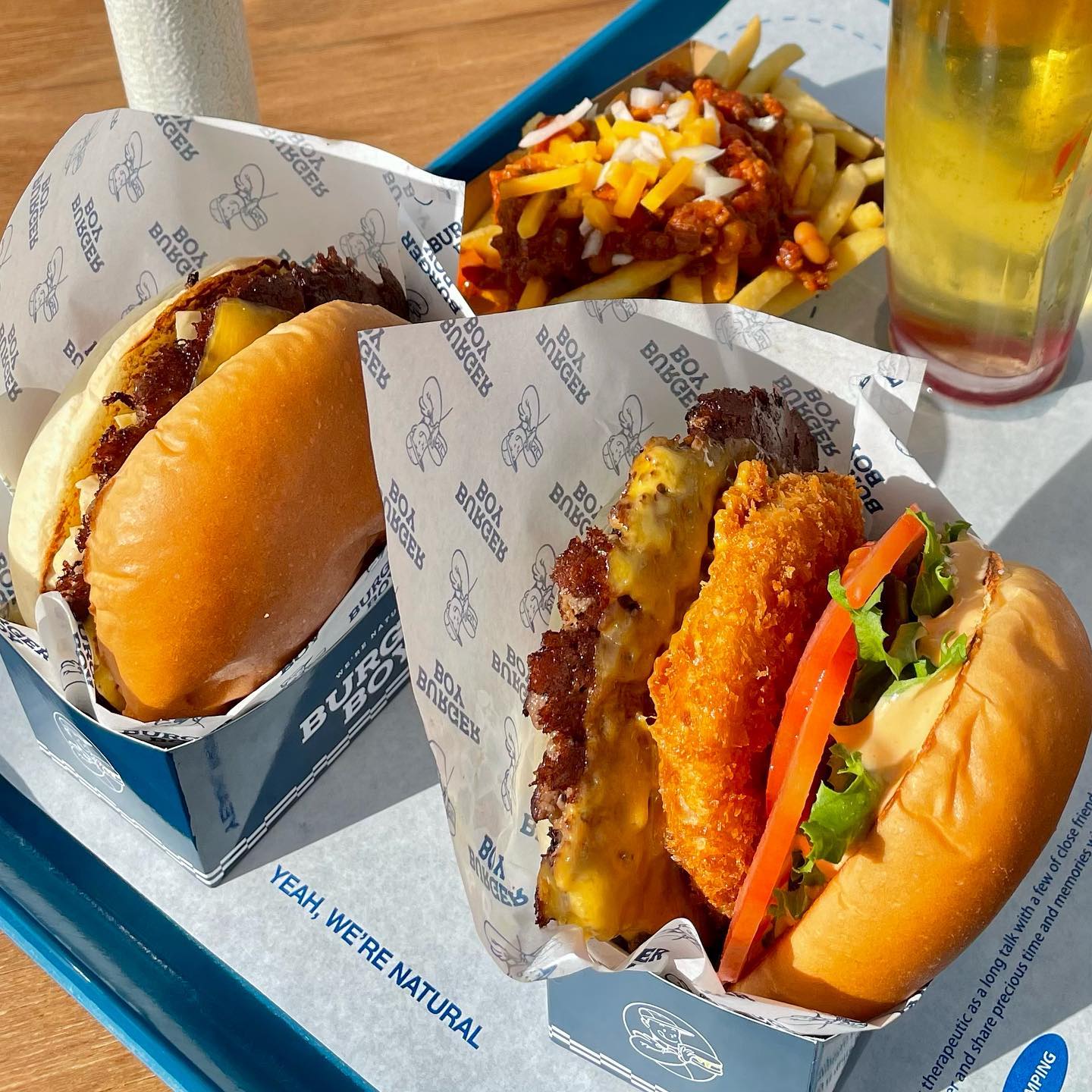 #용산구맛집 #용리단길 #버거보이 

🔥 남의 집 지붕뷰, 버거보이~!
시원한 맥주와 햄버거🍔
버거보이 특제소스 무엇? 내 서탈 콩찜😘
지붕뷰 더 뜨거워지기 전에 햄버억하러 가시쥬🤣
물론 1층에도 자리 있슴닷 ㅎ

✔ 클래식 싱글(치즈🍔)_6,600
✔  빅보이(소고기패티+ 새우🍔)_9,800

#용산맛집 #햄버거 #낮맥