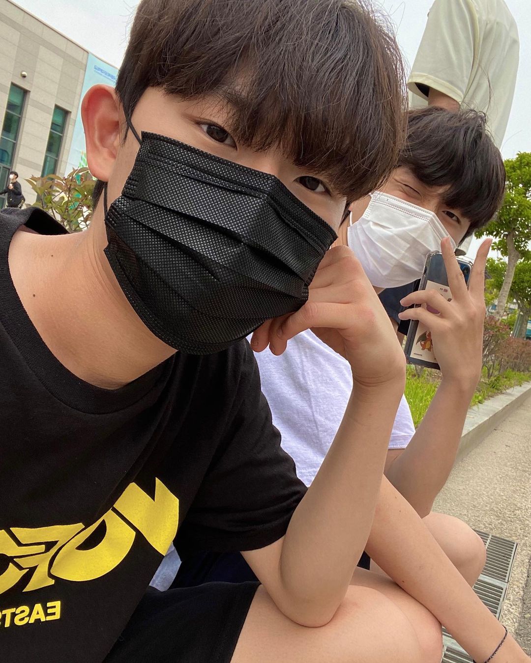 용은(19)/[勇垠] (@bi_jkeye) posted on Instagram: “#협찬 #광고 #티셔츠 으아아아 대학교 학과탐방 너무 빡세다ㅜ . . . . . . .…” • Jun 10, 2022 at 7:16am UTC
