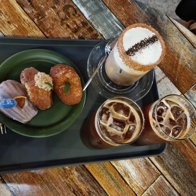 문래 카페]분위기 있는 카페 (마이스페이스)☕

여기 쿠키가 맛있다고 친구가 추천해줘서 방문했어용~~문래동 카페 별로 가보지 못했어서 이번에 다녀오지요~🏃‍♀️🏃‍♀️🏃‍♀️

내부은 깔끔한 ins 스타일.파란색으로 포인트를 실내 인테리어로 꾸며져 있어요 완전 취향적이~~

주문!!!
✔더티크림라떼
✔아매리카노
✔디저트는마들렌~~

다양한 마들렌을 파는 가계 제가 처음 봐서 어떤 걸 먹을까 한참 고민했어용!

더티 크림라떼 는 친구주문했고 제가 위에있는크링 한 입 빼앗먹어 보니 완전 빠졌어요 ㅋㅋㅋ 및에 커피부분 맛을 잘몰으게지만 크림부분은 그렇게 달지 않아서 너무 고소해요(참조:저는 단것잘못먹어서....초콜릿도80%~90%만 먹는편)

마들렌는 달지만 중독성있어 계속먹기됩니다ㅋㅋㅋ

#마이스페이스#문래동맛집#문래동카페 #카페 #맛집추천 #카페추천