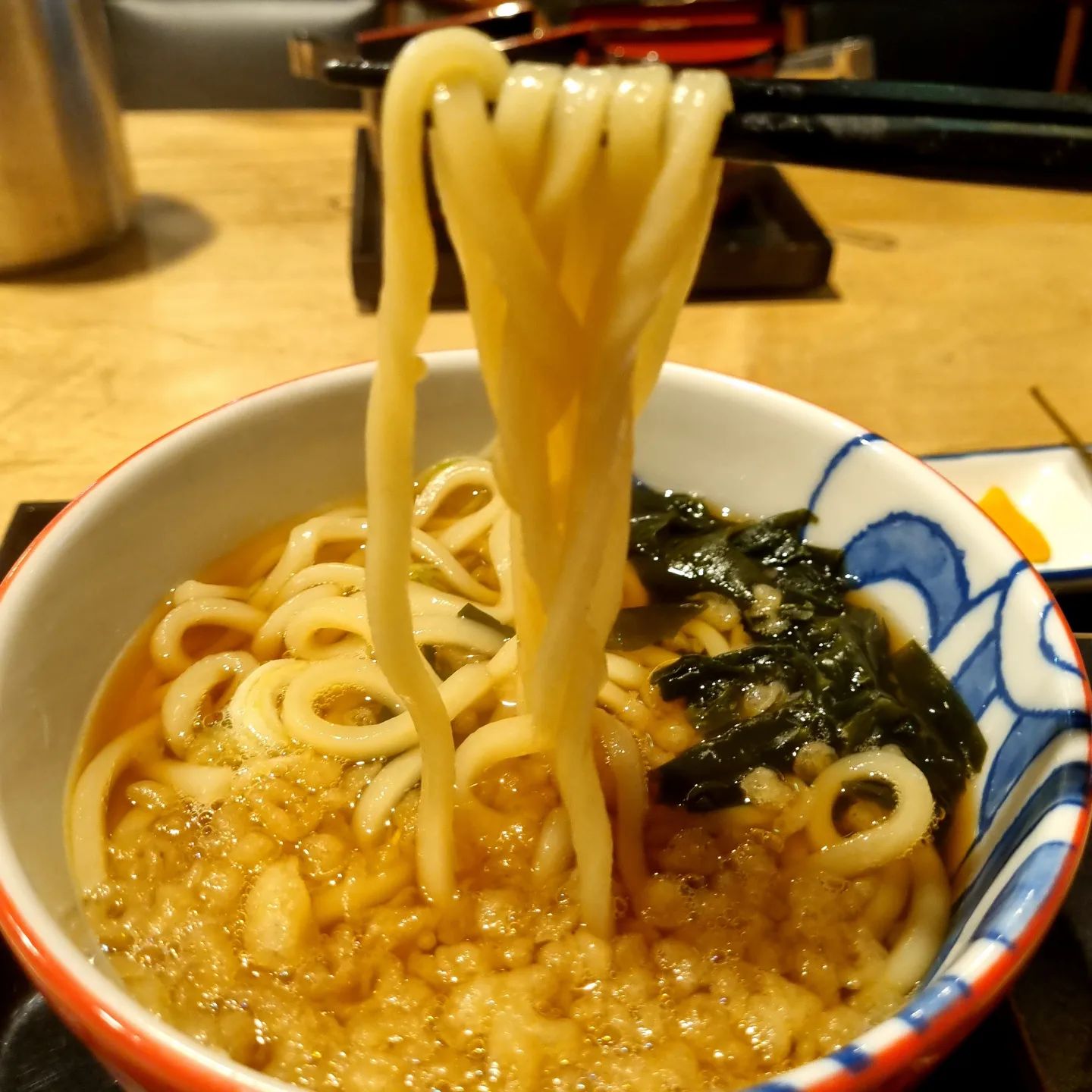 [동대문 회기 맛집][일본 가정식 ]우동/소바/덮밥 맛집(오레노도쿄)

오늘은 회기에 있는 일본 가정식 맛집 오레노도쿄 소개하려합니다~

2년 전에 이 식당에 갔었는데, 그때는 친절한 일본 아주머니에게 서비스를 받았어요, “아~일본인 부부가 운영하는 식당인가 봐요 라는 생각이 들었어요 .오늘 갑자기 이 식당이 생각나고 혹시코로나 때문에 휴업할까 봐 걱정했는데, 다행히 영업 중입니다~~~바로 출발~

지난번 갔을 때는 빈자리가 많았었는데, 이번에 자리가 꽉!!차있어습니다. 대기시간5분 정도 주문 들어갑니다

우동은 당연히 국물부터ㅋㅋㅋ
역시~국물만 먹어도 될 거 같은 깔끔한 맛 ~면발이 아주 탱글탱글하고 쫄깃해요.

​치꾸와 정말 바삭바삭 하면서 속에는 부드럽고 고소해요,따로 양념 찍을 필요없이 드셔도 맛있어요.
​개인적으로는 치꾸와가 더 인상깊었다~
다음에 덮밥 한번 도전하겠습니다 

#오레노도쿄 #회기맛집 #동대문맛집 #일식맛집 #우동맛집