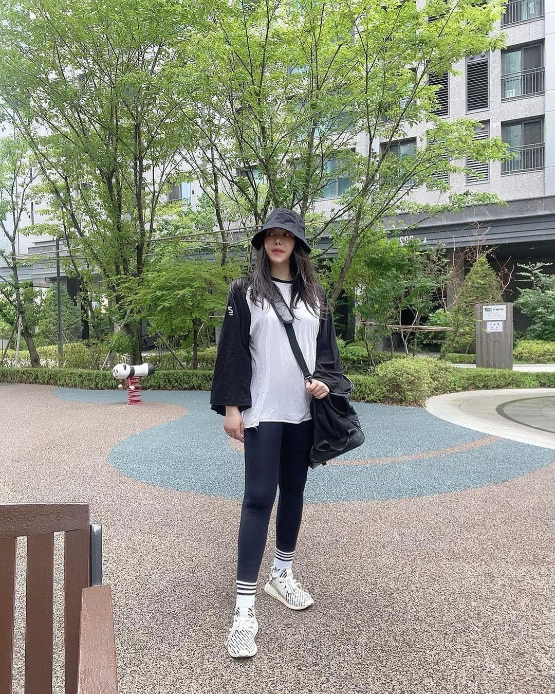 힙한건 다 좋아 on Instagram: “#광고 운동과 야외활동이 많아지는 요즘 요런 레깅스는 필수 아이템! 자전거 탈때나 운동할때도 시크함은 포기할수 없는데^^ 고급스런 블랙컬러에 아가타 로고