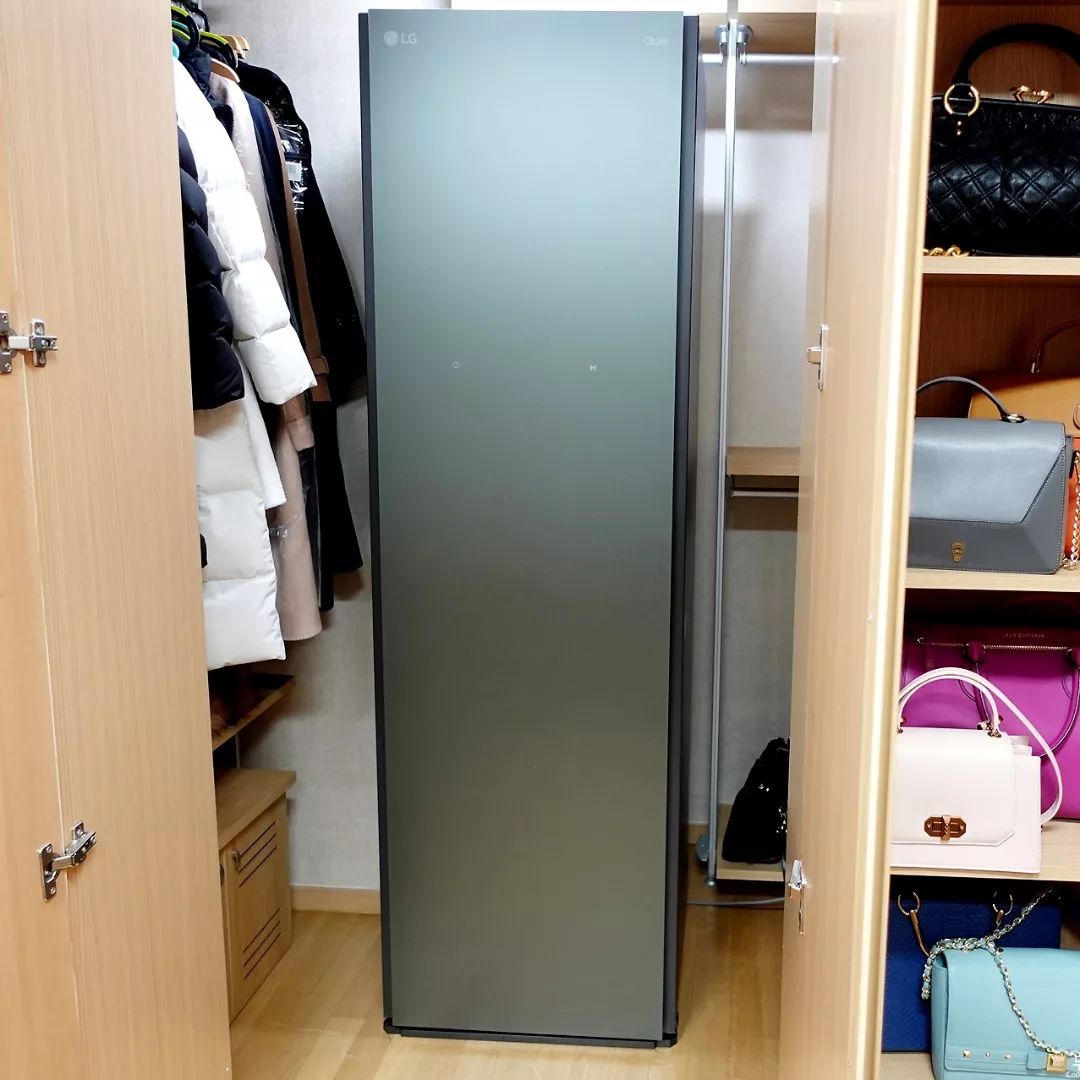 #제품무상제공 BY #LG전자

야외 활동이 늘어나면서 
외출 후 옷에 묻은 미세먼지를 비롯해
각종 유해 물질이 늘 신경 쓰였는데요.

똑똑하게 의류관리를 할 수 있는
2022년 신제품 LG 스타일러 
오브제컬렉션을 만나서
매일 세탁할 수 없는 옷을 
새롭게 추가된 기능인
무빙행어 플러스, 듀얼 트루스팀으로
손상 없이 섬세하게 관리하고 있어요.

특허 받은 '무빙행어 플러스'는
분당 200회로 옷을 직접 흔들어서 
미세먼지를 털어주고요.

새로 추가된 실크/캐시미어 코스는 
선택한 코스에 따라 스팀 분사량을 
2단계로 조절해 관리하기 까다로운 
의류들도 쉽게 관리할 수 있어 좋아요 

※상세 실험 방법 및 
결과는 LG전자 홈페이지 참조

우리 집 드레스룸을 
더욱 분위기 있게 만들어 주는
뉴트럴 디자인으로 자연을 그대로 담은 듯한 
은은한 미스트 그린 컬러에
감각적인 디자인까지 마음에 쏙 들어서
외관부터 스마트 기능까지 만족스러운
필수가전 템 LG 스타일러 오브제컬렉션 
의류관리기 추천해요!

#LG스타일러 #LG스타일러오브제컬렉션
#스타일러 #스타일러추천 #의류관리
#의류관리기 #스타일러제품 #가전제품추천 
#가전제품 #주부필수템 #필수가전템 
#오브제컬렉션 #LG오브제컬렉션 
#오브제컬렉션스타일러 #스타일러오브제컬렉션