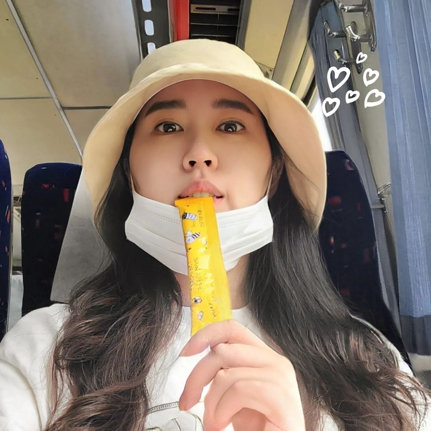#협찬

오랜만에 차를 놓고 기차타고 일보러 다녀왔는데 가방속에 프로폴리스 젤리스틱 챙겨가니 좋았어요
프로폴리스 특유의 씁쓸한 향 없이 청포도랑 키위같은 달달한향이 나서 아이들도 편하게 섭취  가능하겠더라고요
귀염 뽀짝해 군것질거리 같지만 엄연히 프로폴리스+아연+비타민D 3중기능성으로 식약처 인정받은 안전한 건강기능 식품이랍니다
그냥 먹어도 맛있지만 냉장고에 넣었다가 차갑게 드시면 더 쫄깃쫄깃 탱탱🤗
면역력이여 솟아라!!!😁

#초콤마이하트 #초콤마이하트프로폴리스 #프로폴리스 #프로폴리스젤리 #어린이영양제 #온가족영양제 #비타민D #아연 #구내염치료 #입병약 #면역력 #면역영양제 #건강기능식품 #맞팔해요 #인친환영