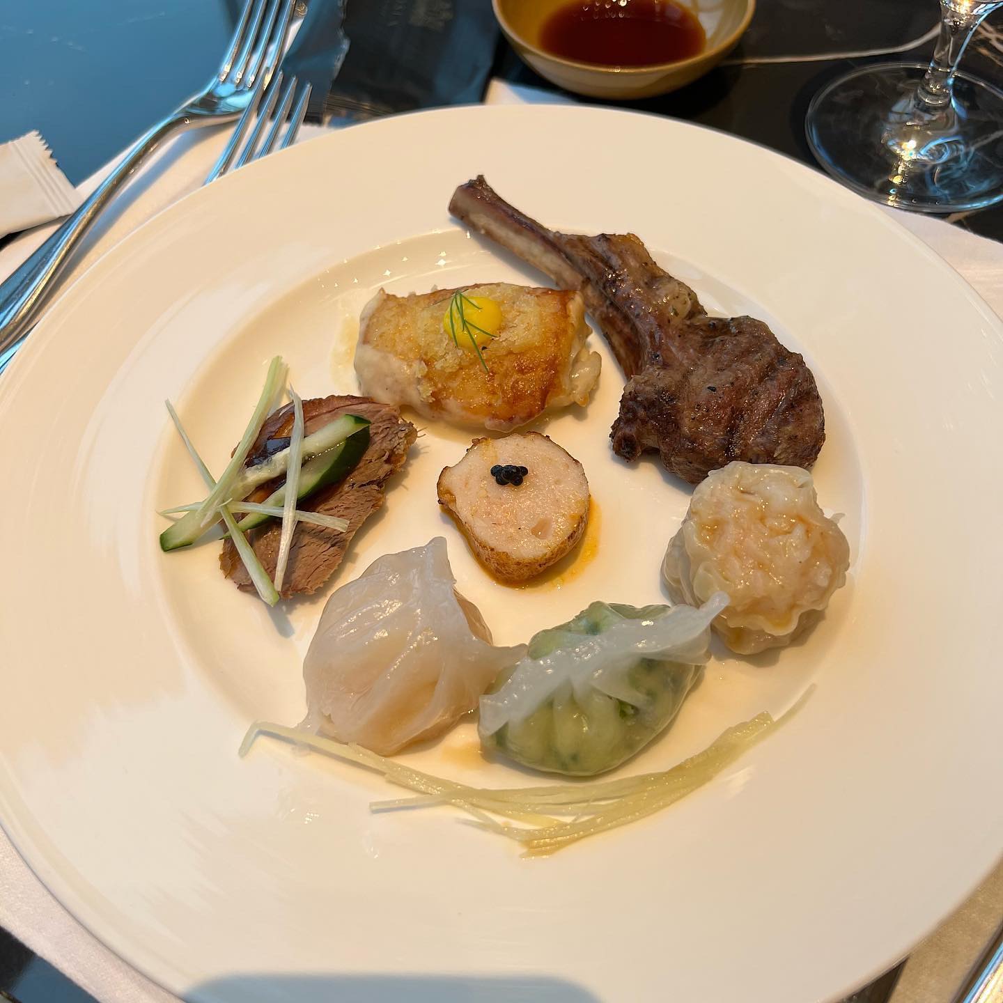 평일에 가서 두 배로 짧고 강했던 행복🍷 뷰가 다 했던 조선팰리스 콘스탄스! 여긴 고기보단 해산물 맛집이고, 신라못지 않은 다저트 맛집인듯 🥰 마음에 드는 메뉴는 ⭐️⭐️⭐️⭐️⭐️우니 올라간 쑥두부, 레몬크러스트를 곁들인 가자미, 해산물 레드커리, 블랙포레스트, 망고푸딩 ⭐️⭐️⭐️⭐️⭐️ 크랩은 웨스틴조선이 더 따닷하고 좋은거같지만 다른 메뉴들이 일품이고 탁 트인 천고와 창가 뷰가 마음에 쏙 들었다👍🏻