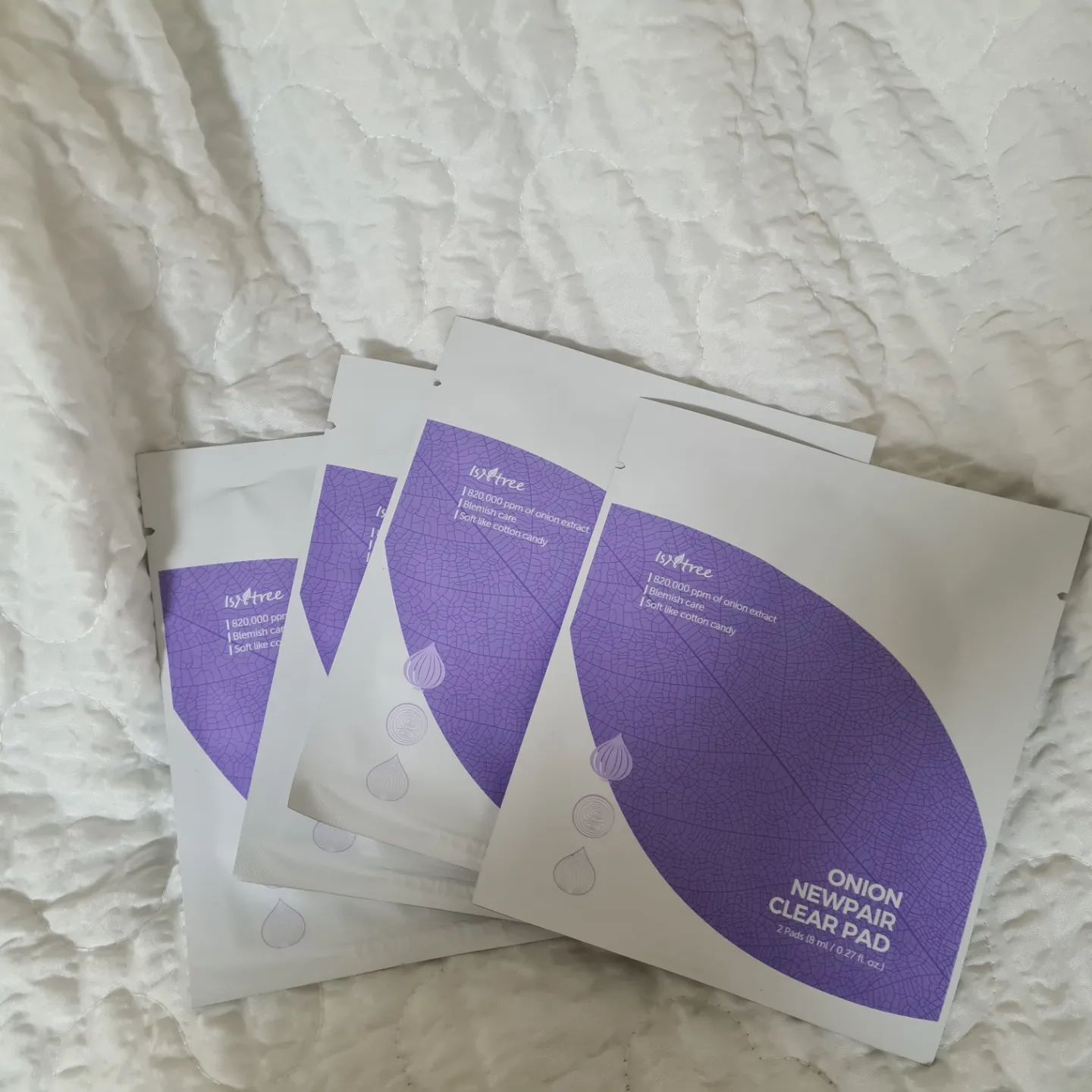 항상 코**엑스꺼만 쓰다가
좋은기회로 이즈앤트리 패드를 쓸 기회가 생겼어요^_^
잠시 한국에 다녀왔을때
정말유용하게썻어요^_^-
사진에는 이미 1장써버려서ㅠ 4장ㅜㅜ
양쪽볼에 얹여서 팩으로 해도 되지만
전 스킨 대신으로 한장 쓱 닦아주면 다른스킨케어는
필요없어져서ㅋㅋ완전좋더라구요ㅋ
다르거에 비해 두께감이 있어서 얼굴다 닦는동안
에센스가 마를일도 없고 다른제품처럼
두장씩 써야하는 일도 없어서
가성비도 짱!!!!

이 제품은!!!! 설명!!

 1)적양파추출물 82% 
 진정/각질케어에 좋은 성분들이 듬뿍 들어가 있어,
 피부케어를 따로 하지 못하는 사람들에게 제격!!
패드 한장으로 올킬! (흔적 + 진정 + 각질케어)

2)7겹 솜사탕 패드
: 무표백, 무형광, 포름알데히드가 무첨가된 100% 순면 패드가 무려 7겹으로 쌓여 있어
폭신폭신 자극없이 부드럽게 사용 가능!
한장으로도 충분!!

3)7배 대용량 에센스 함유
고영양 에센스를 저장하에 패드 한장에 많은 유효성분과 에센스를 보유하여 촉촉한 수분감 전달
:

-

#제품제공 
#이즈앤트리
#이즈앤트리 어니언 뉴페어 클리어 패드