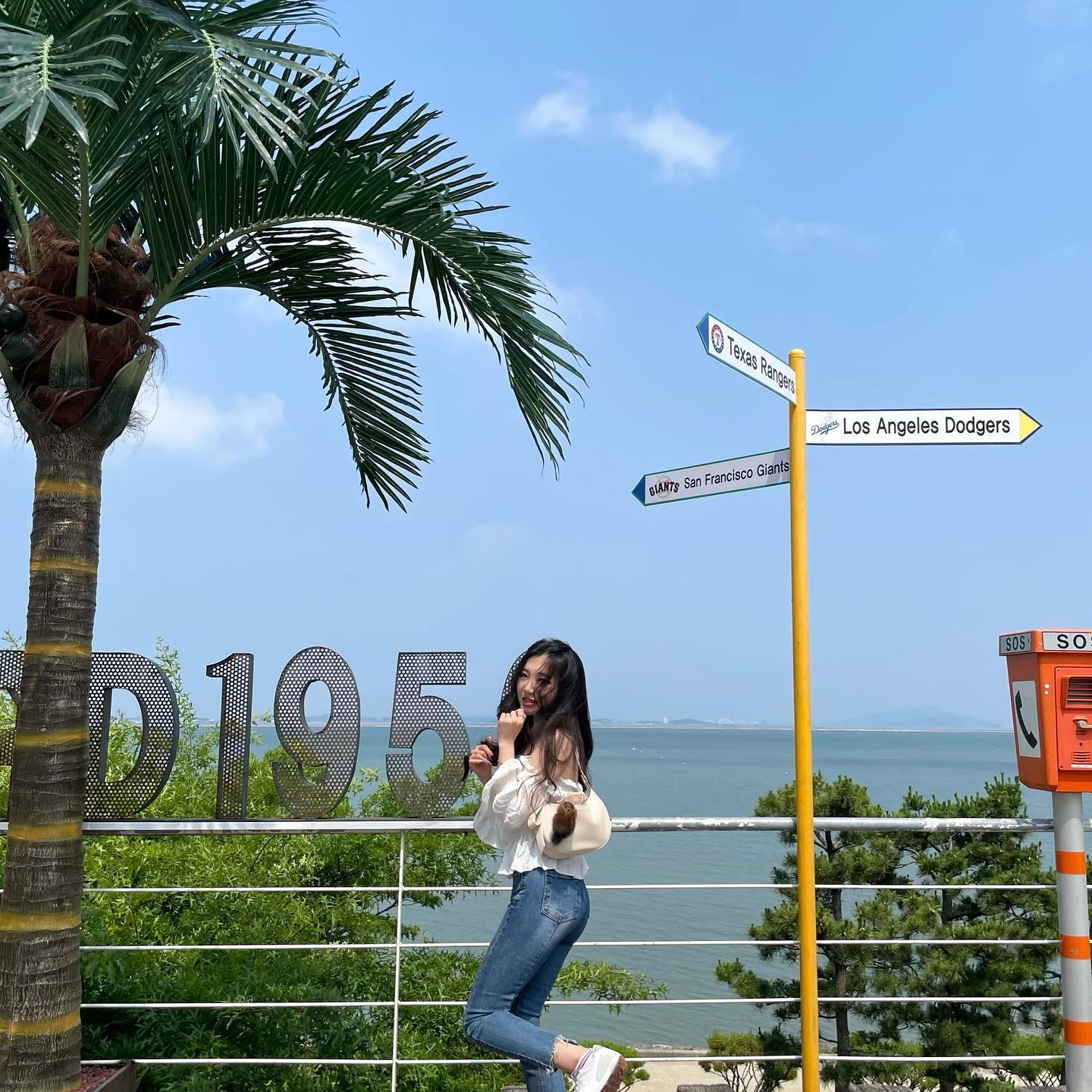 날씨 미쳐따….
캘리느낌 가득한 카페 다녀왔는데
포토존 가득해서 좋았던…💜
.
.
.
#더위 #당진카페 #당진여행 #로드1950 #국내여행 #첫줄 #당진맛집 #해외감성 #카페스타그램 #좋반 #좋아요반사 #패션 #오오티디 #여름코디 #패션스타그램 #인스타데일리 #오늘의코디 #인스타라이크 #fashionstyle #instalike #lfl #summerfashion #instadaily #fashion #likesforlike #instafollow #dailyfashion #trip #road1950 #instagrammers