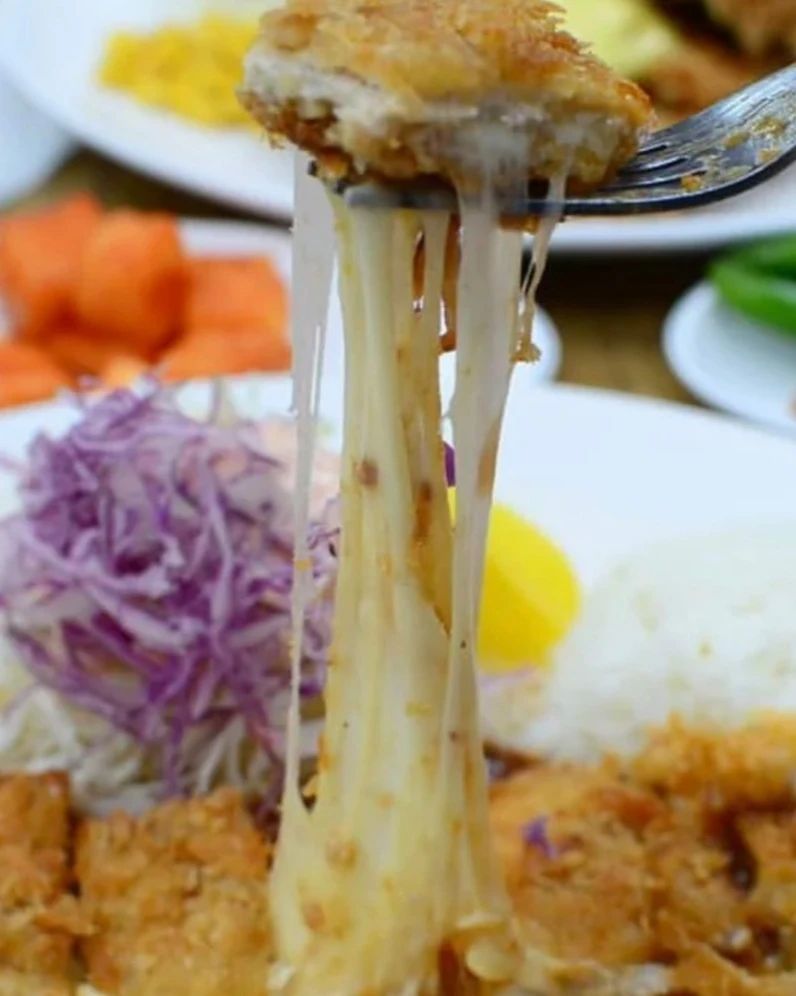 [서울남산 맛집]유명한 관광지♡ 연예인들도 찾아오는 유명 레스토랑(원조남산왕돈까스)

여기는 유명한 식당이라고 들었는데 💡연예인들도 많이 찾는다고 해요~💡40년 이상 한자리에서 꾸준하게 한결같은 맛으로 운영하고 있는 맛집이에요🐖
간판이 매우 눈에 띄어 쉽게 찾을 수 있어요♡계단으로 올라가는 벽면에 연예인들이 방문 흔적을 발견할수 있어요♡

저는 치즈왕돈까스 주문했습니다 ~​
❗❗주문하고 바로 가져다 주시는 스프가 너무 매력적이에요!!!아니..돈까스집이데 스프가 이렇게 맛있어도 돼나요?!ㅋㅋㅋ 

근데...너무 배가 고파서 스프 사진을 찍을 틈도 없이 이미 다 먹었어용🙈

주문과 동시에 튀겨지는거라 좀. . . 뜨거워요~🔥
치즈가 듬뿍 들어있고 정말 수북수북!!! 🤗
💡먹다보면 약간 느끼할 때.... 매운소스 같이먹어면 딱 좋더라구요!

​양이 많아서 저는 배가 터질 정도로 먹어는데도 2조각 남겼어요ㅜㅜ근데..너무 맛있어서 남은 2조각은 집에 가져갈 생각까지 했어요ㅋㅋㅋㅋ

돈까스 먹고싶을 때 또 가야지♡♡♡♡

오늘은 여기까지~토토티티는 다른 맛집을 찾아갑니다

#남산맛집 #명동맛집 #돈까스맛집 #원조남산왕돈까스
