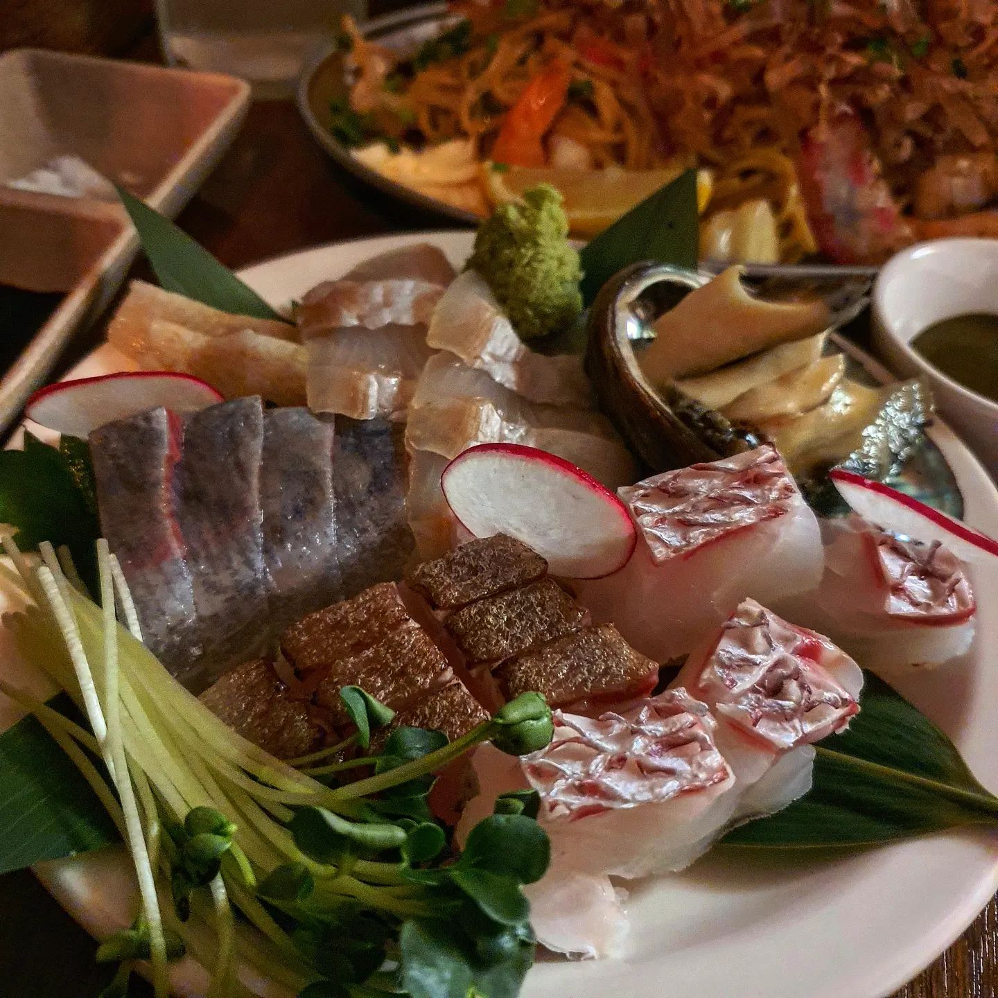 🍣
𝐏𝐋𝐀𝐂𝐄: 라우드 플레이리스트 바
𝐌𝐄𝐍𝐔&𝐏𝐑𝐈𝐂𝐄:
오늘의 사시미 35,0
야끼소바 15,0
생참치김밥 20,0
라우드 하이볼 8,0
우메 사와 7,0
⭐️⭐️⭐️⭐️

종로3가역 보쌈 골목에 위치한 바에 다녀왔어요
이런데에 .. 술집이 있을까 ..? 하고 찾아갔는데 있더라고요^^ 깔깔

오늘의 사시미 구성은 매일 바껴서 냉장고에 붙어 있던데 이번엔 방어, 도미, 광어, 찐전복 (그냥 내가 좋아하는거 다 있음) 그래서 그냥 고민없이 시켰어욤^-^
저의 원픽 .. 아 또 먹고싶네

야끼소바에 소세지랑 새우3개 들어있고 양 진짜 충분해요 존맛탱

배부른데 안주 없어서 생참치김밥까지 시켰네오.. ㅎ
약간 밥에서 매실냄새(?)나용

술은 전체적으로 달진않고 우메사와는 달달해요

어찌저찌 시키다보니 딱 10만원..나왔네염

종로3가 가실분들 가보세요
아직 네이버 지도에 뜨진 않더라구요

#라우드플레이리스트 #종로3가맛집 #종로맛집 #종로3가역맛집 #종로3가술집 #사시미 #야끼소바 #종로3가역술집 #종로술집 #종로술집추천 #종로맛집추천 #먹팔하면맞팔 #먹스타그램 #먹팔맞팔 #맛스타그램 #foodporn #foodie #foodstagram