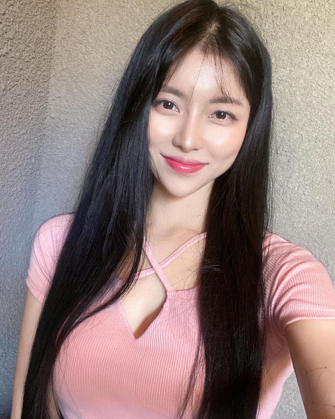 윰블리 on Instagram: “몇달을 밤새구 잠도 잘 못잤더니 피부가 완전 뒤집어졌었는데 요즘 푹 잘자구 관리하니까 다시 돌아오고 있어요😌 역시 자기 전 수분팩이 최고👍 요즘철에