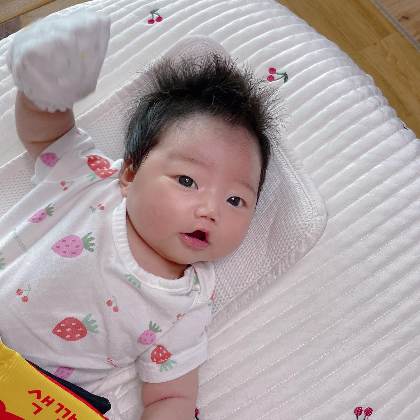 🐯이서는 쑥쑥 무럭무럭🐯
.
이서가 요즘 옹알이를 많이 한다☺️
나를 보면서 우앙~우~끠앙~하고 웃기도 하는데 매번 봐도 너무 사랑스럽다🙈💗💗
신생아때 코딱지가 많이 생기는 줄 알았는데 이서는 코딱지가 거의 없어서 딱 한번 빼보고 그 뒤론 뺄께 없어서 못 빼봤다😂😂
오늘 이모님께 이서를 맡기고 병원을 다녀왔는데 오로는 조금 남아있지만 괜찮다하고 수술부위도 다 좋다고 하셨다😊😊
내일도 재밌게 보내자 우리 천사야💕💕